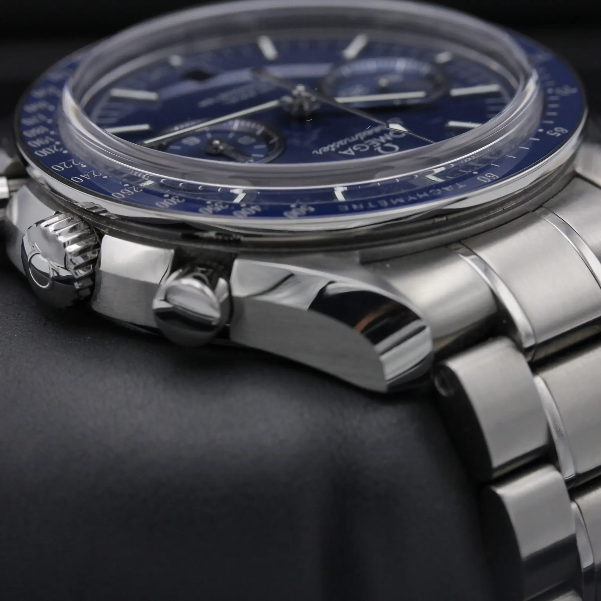 Đồng hồ Omega Seamaster Two Counters Chronometer Chronograph 311.90.44.51.03.001 mặt số màu xanh. Thiết kế lộ cơ. Dây đeo và thân vỏ bằng thép.