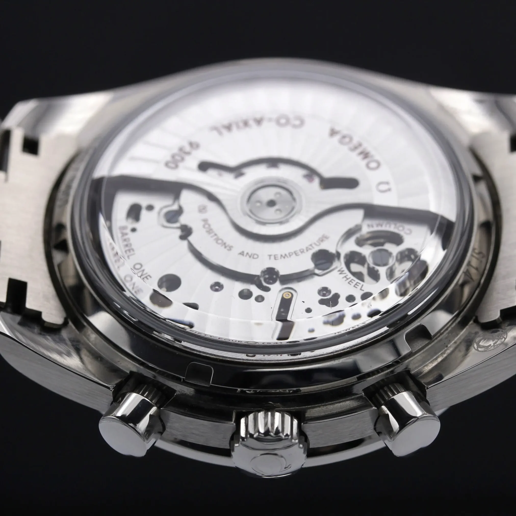 Đồng hồ Omega Seamaster Two Counters Chronometer Chronograph 311.90.44.51.03.001 mặt số màu xanh. Thiết kế lộ cơ. Dây đeo và thân vỏ bằng thép.