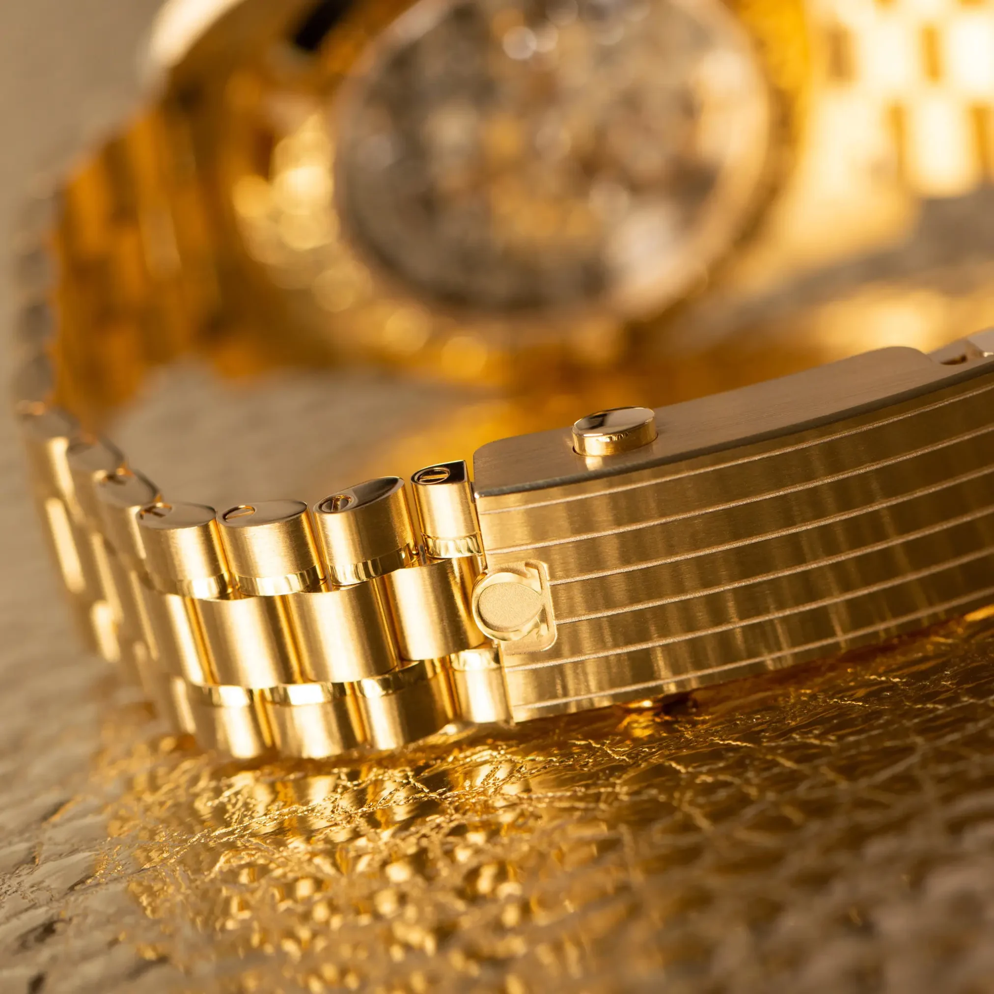 Đồng Hồ Omega Speedmaster Moonwatch Co-Axial Master Chronometer Chronograph 310.60.42.50.10.001 mặt số màu xanh thiết kế lộ cơ.Dây đeo bằng vàng khối.Thân vỏ bằng vàng khối