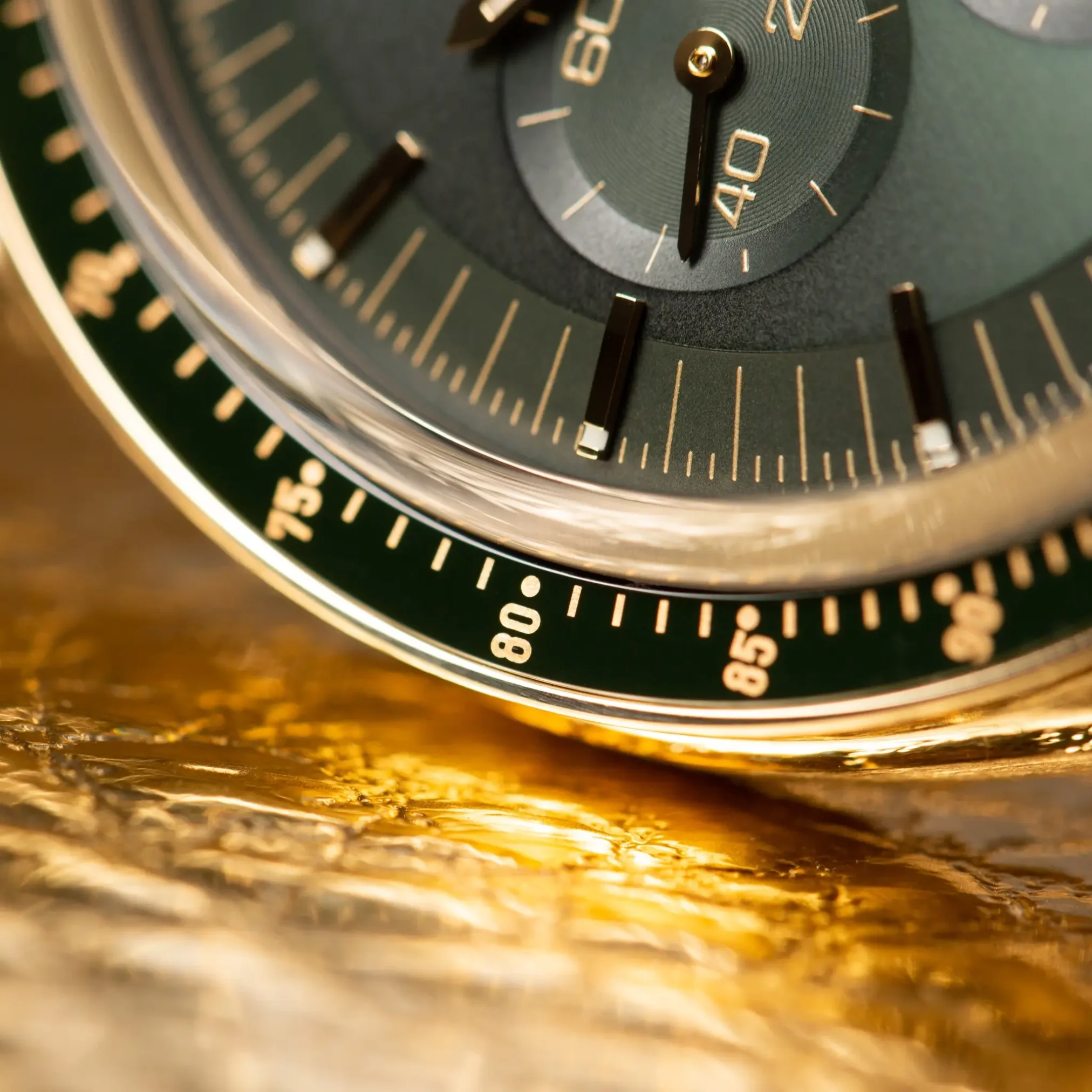 Đồng Hồ Omega Speedmaster Moonwatch Co-Axial Master Chronometer Chronograph 310.60.42.50.10.001 mặt số màu xanh thiết kế lộ cơ.Dây đeo bằng vàng khối.Thân vỏ bằng vàng khối