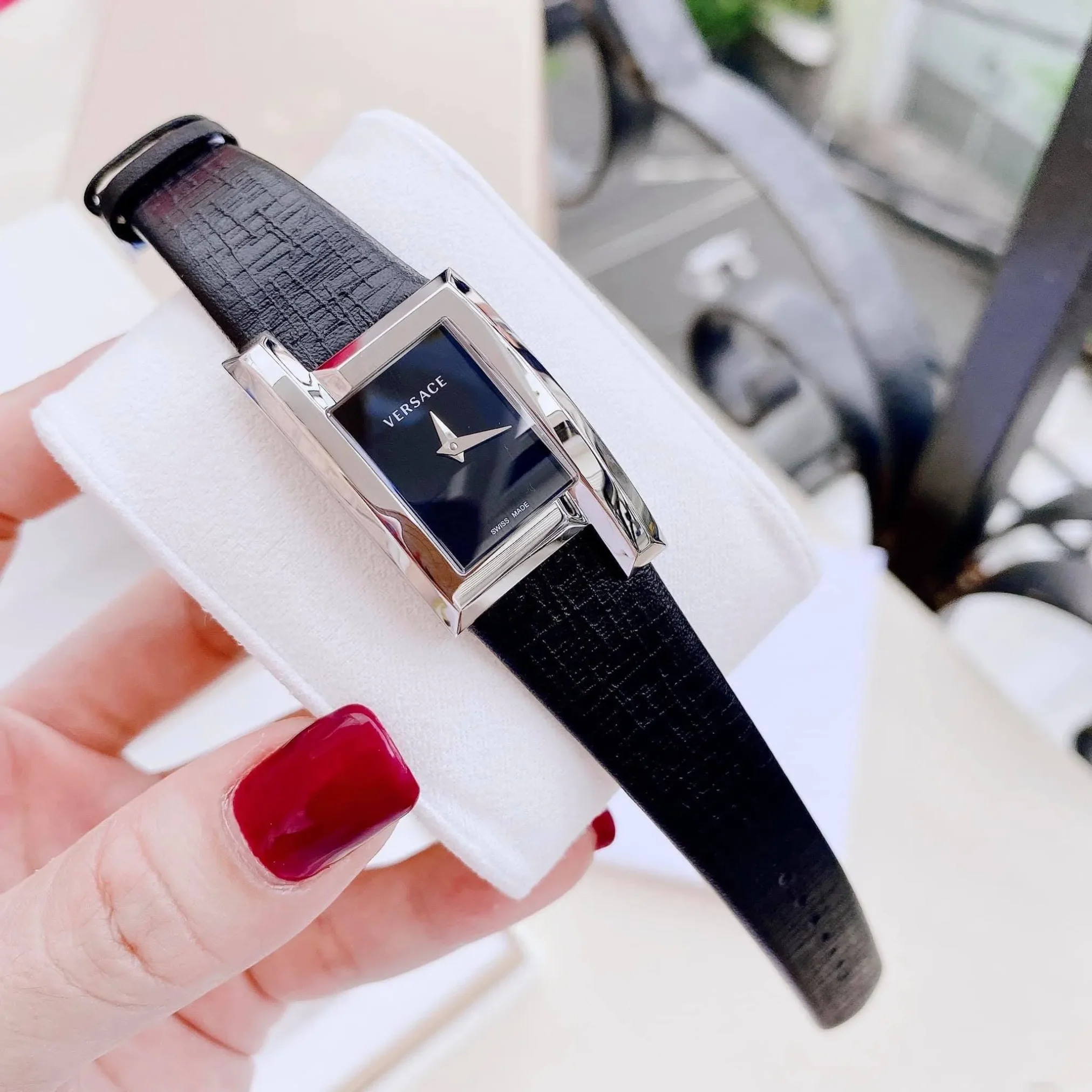 Đồng Hồ Versace Greca Icon Black Watch VELU00119 mặt số màu đen. Thân vỏ bằng thép. Dây đeo bằng da.
