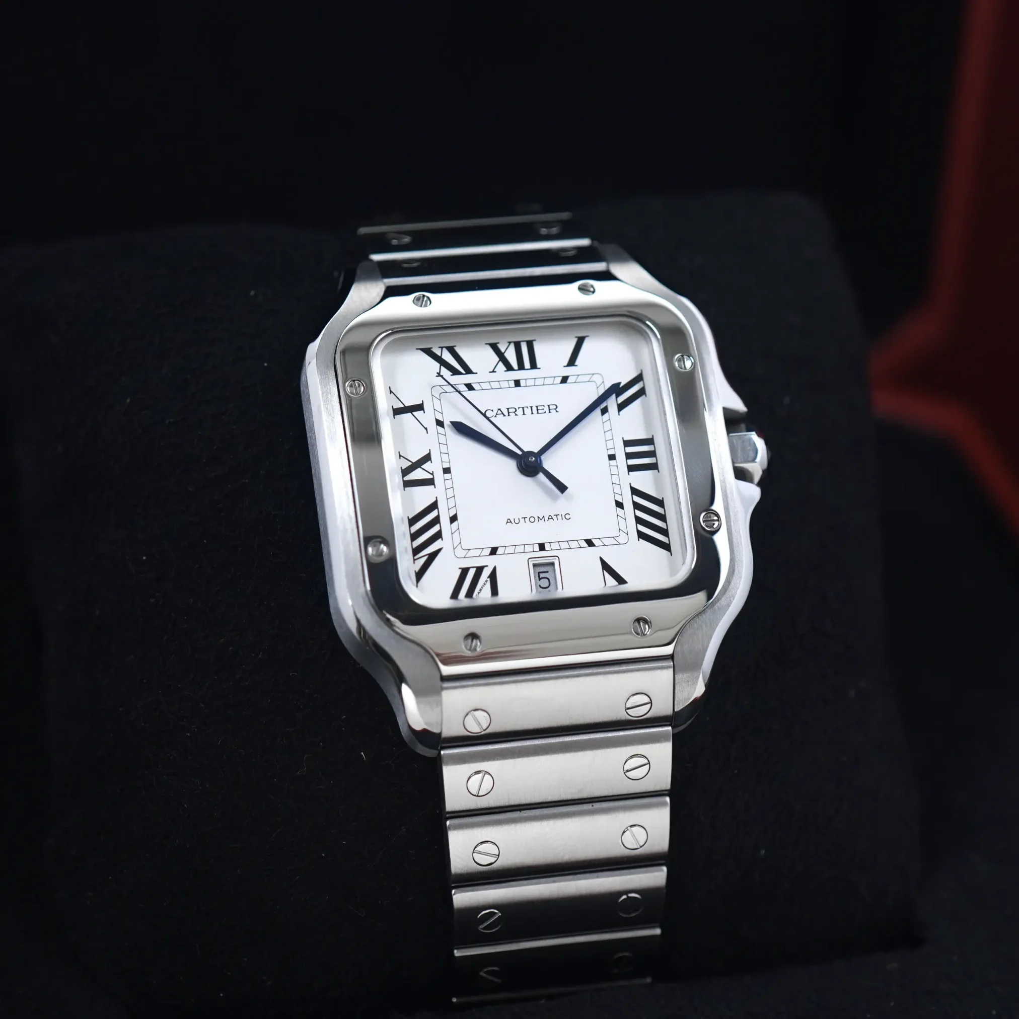 Đồng hồ Cartier Santos De Cartier WSSA0018 mặt số màu trắng. Dây đeo bằng thép. Thân vỏ bằng thép.