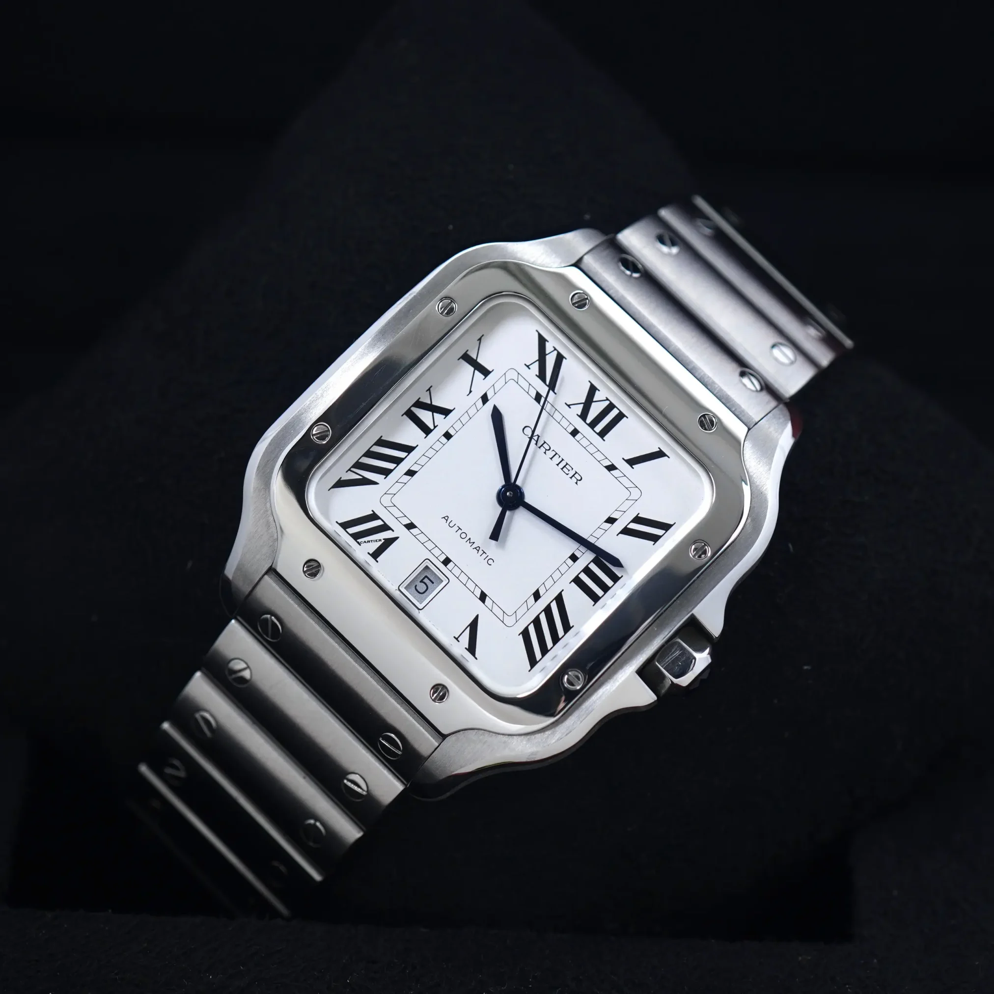 Đồng hồ Cartier Santos De Cartier WSSA0018 mặt số màu trắng. Dây đeo bằng thép. Thân vỏ bằng thép.