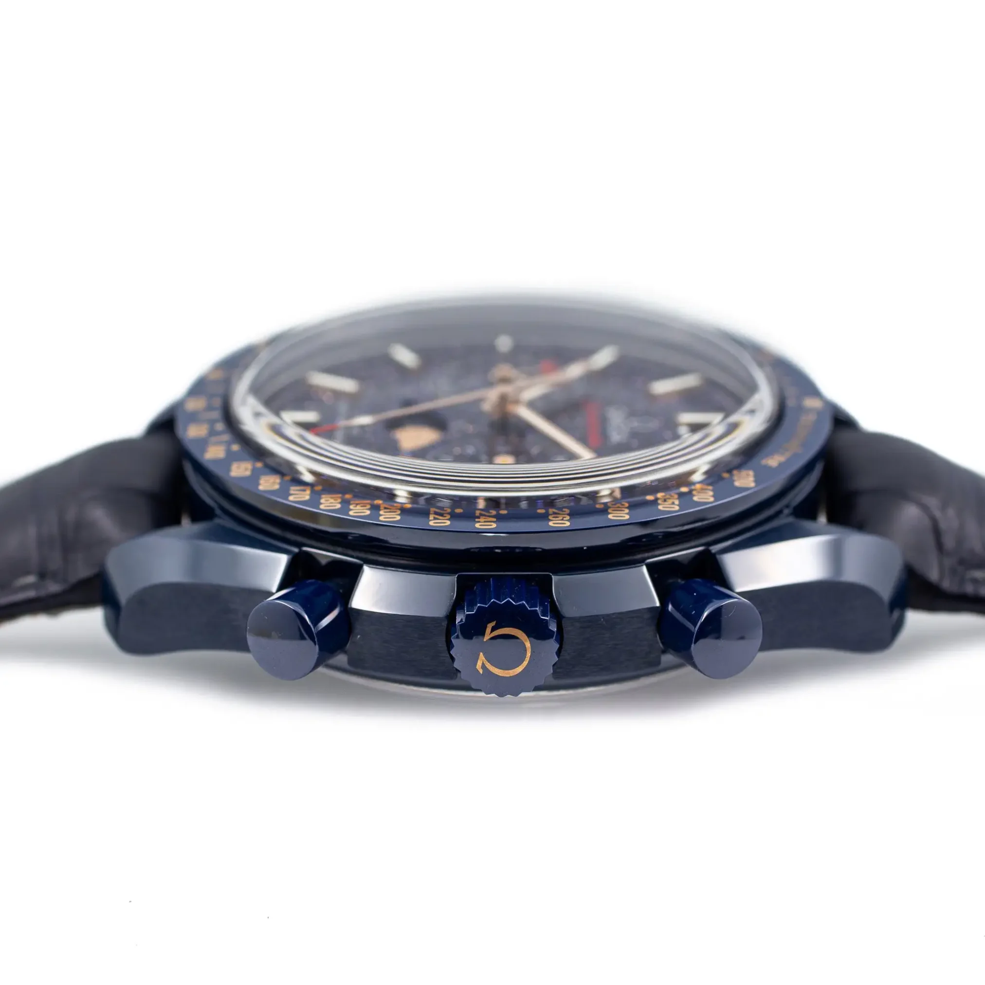 Đồng hồ Omega Seamaster Moonphase Chronometer Chronograph 304.93.44.52.03.002 mặt số màu xanh. Dây đeo bằng ceramic. Thân vỏ bằng ceramic.