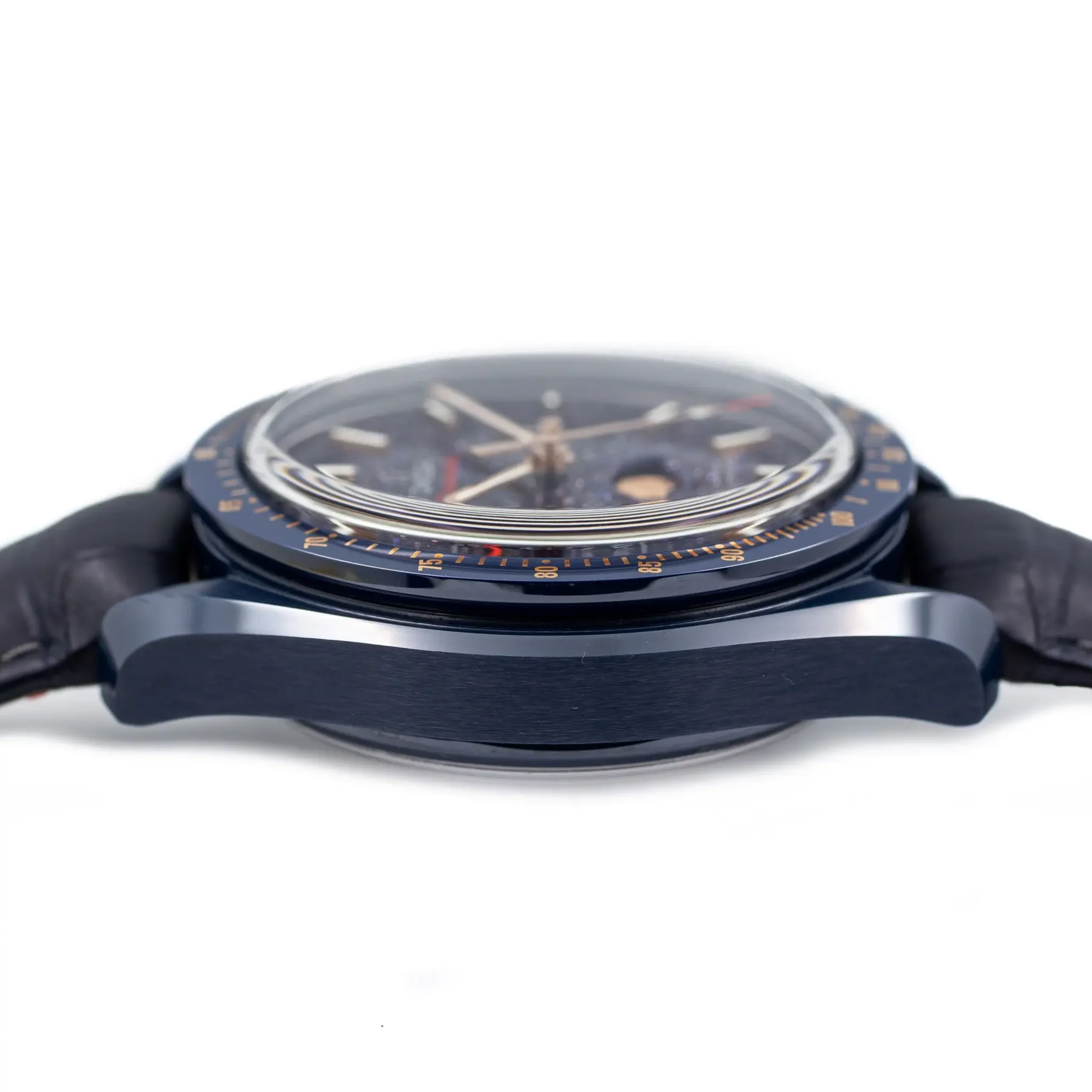 Đồng hồ Omega Seamaster Moonphase Chronometer Chronograph 304.93.44.52.03.002 mặt số màu xanh. Dây đeo bằng ceramic. Thân vỏ bằng ceramic.