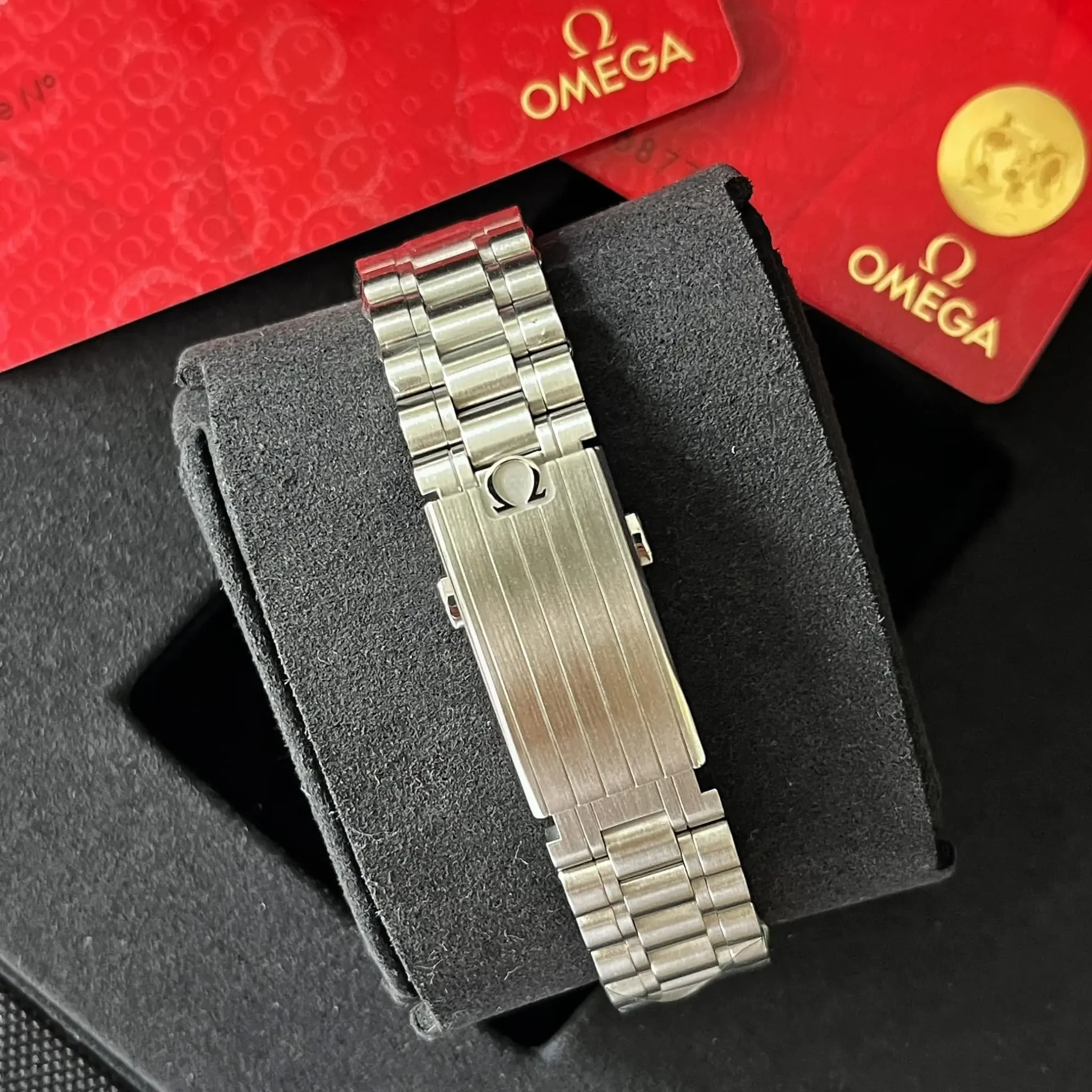 Đồng hồ Omega Speedmaster Moonwatch Professional Chronometer Chronograph 310.30.42.50.01.001 mặt số màu đen. Dây đeo bằng thép. Thân vỏ bằng thép.