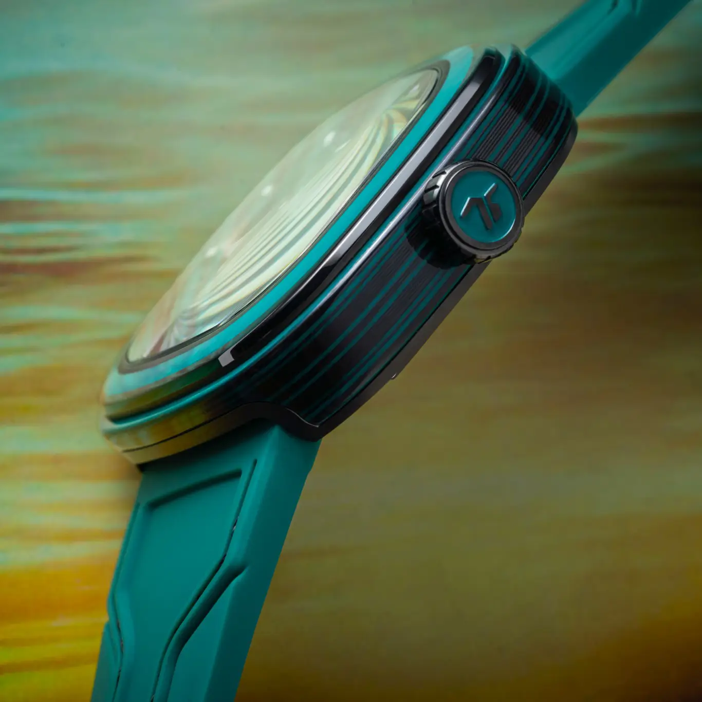 Đồng hồ SevenFriday PS3/05 AKA "CCG" mặt số màu xanh. Thiết kế lộ cơ. Dây đeo bằng cao su. Thân vỏ bằng thép.