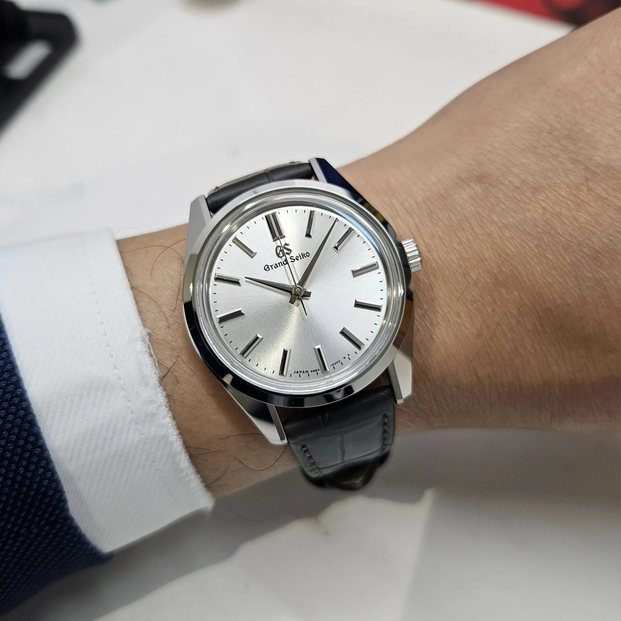 Đồng Hồ Grand Seiko Heritage Collection “Kuuki” SBGW291 mặt số màu bạc. Dây đeo bằng da. Thân vỏ bằng thép không gỉ.