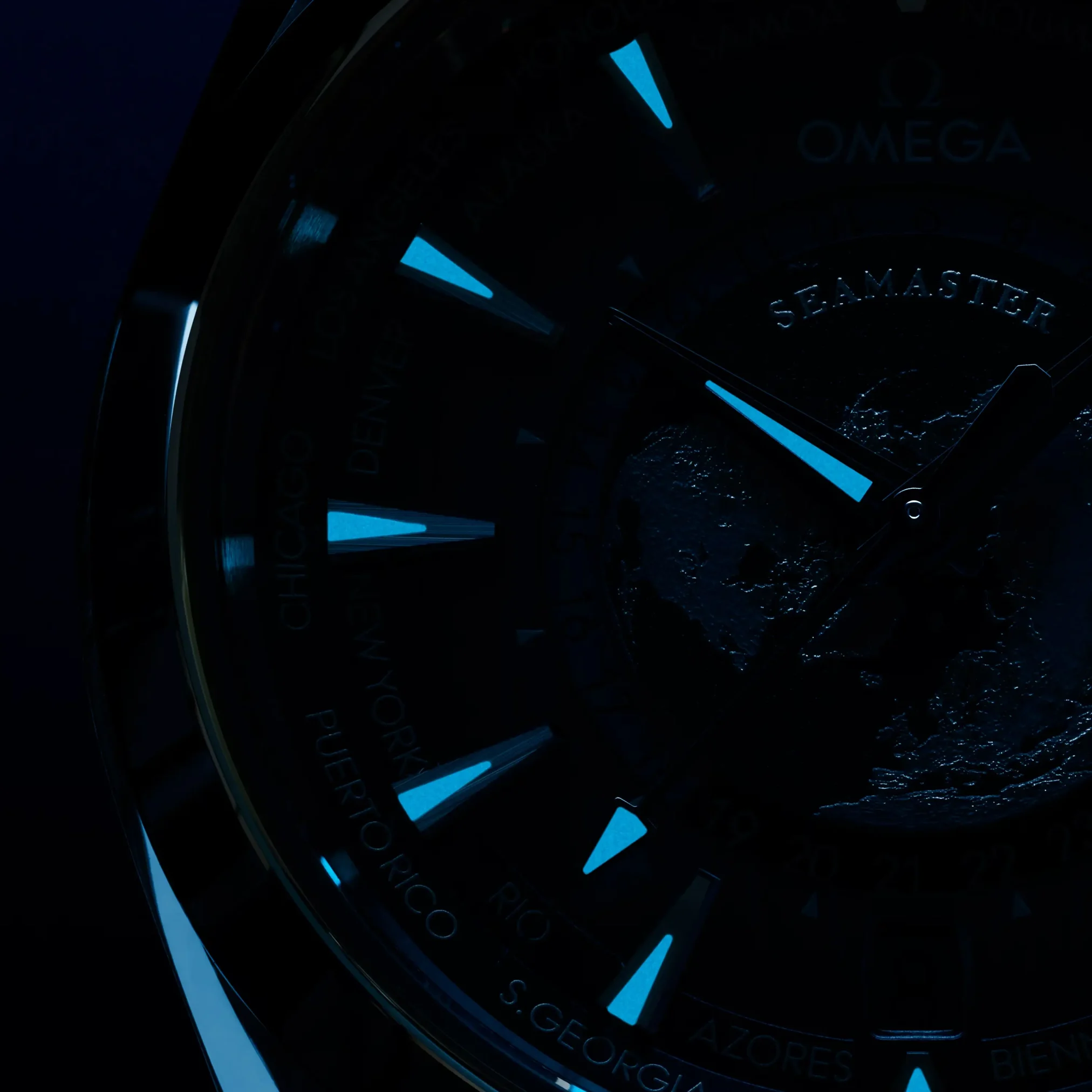 Đồng hồ Omega Seamaster Aqua Terra 150M GMT Worldtimer Summer Blue 220.12.43.22.03.002 mặt số màu xanh. Thiết kế lộ cơ. Dây đeo bằng cao su. Thân vỏ bằng thép.