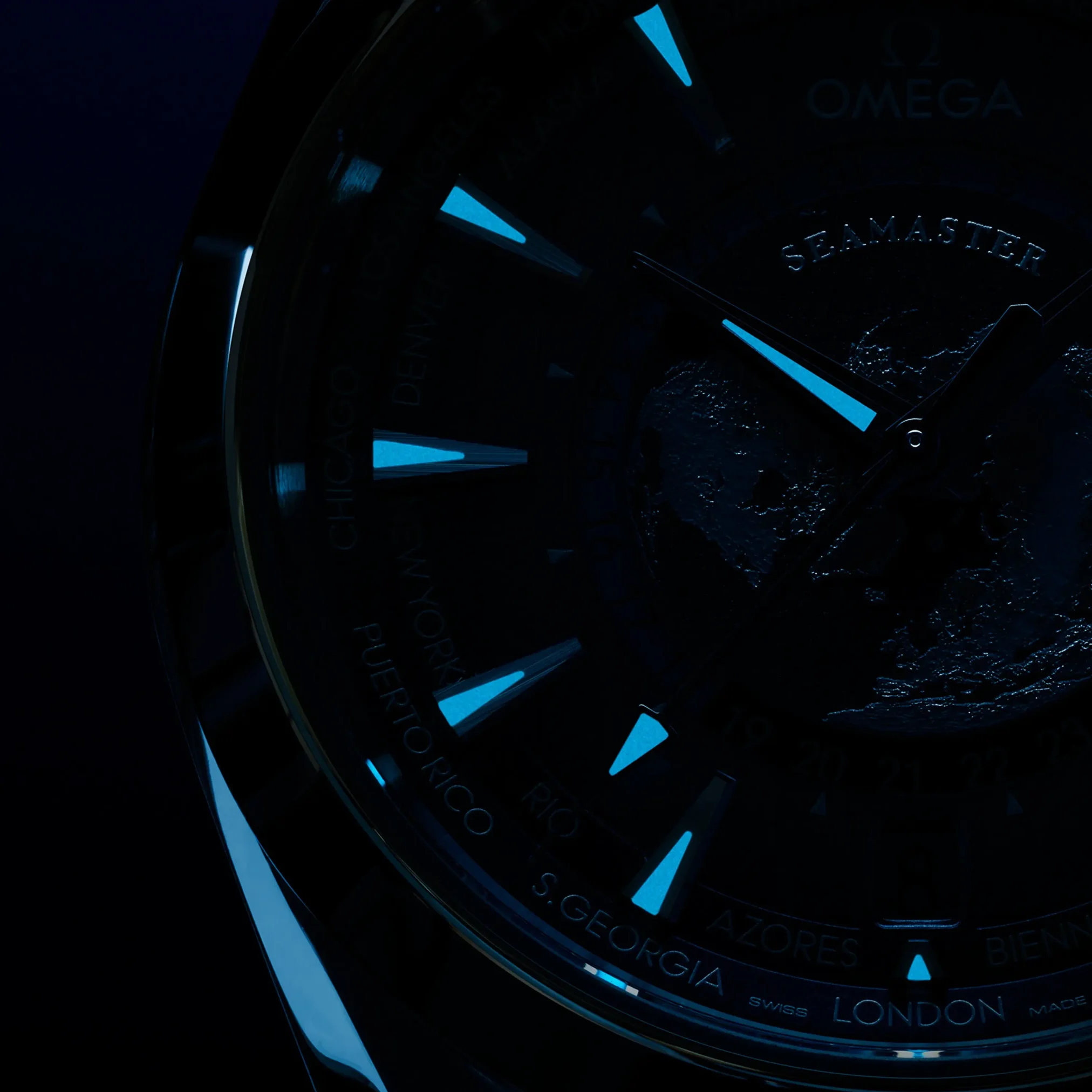 Đồng hồ Omega Seamaster Aqua Terra 150M Summer Blue 220.10.43.22.03.002 mặt số màu xanh. Thiết kế lộ cơ. Dây đeo bằng thép. Thân vỏ bằng thép.