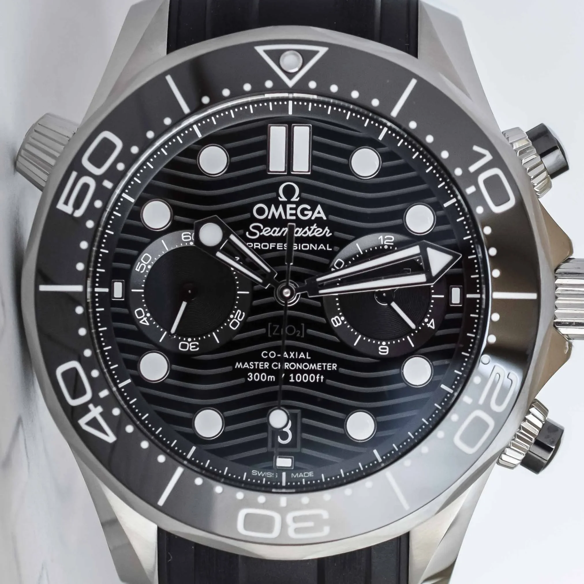 Đồng Hồ Omega Seamaster Diver Master Chronometer Chronograph 210.32.44.51.01.001 mặt số màu đen. Dây đeo bằng cao su. Thân vỏ bằng thép.