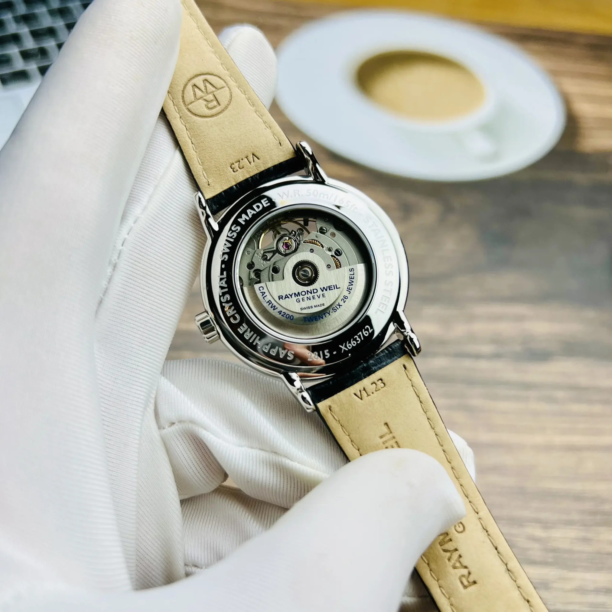 Đồng hồ Raymond Weil Maestro 2815-STC-65001 mặt số màu trắng. Thiết kế lộ cơ. Dây đeo bằng da. Thân vỏ bằng thép.