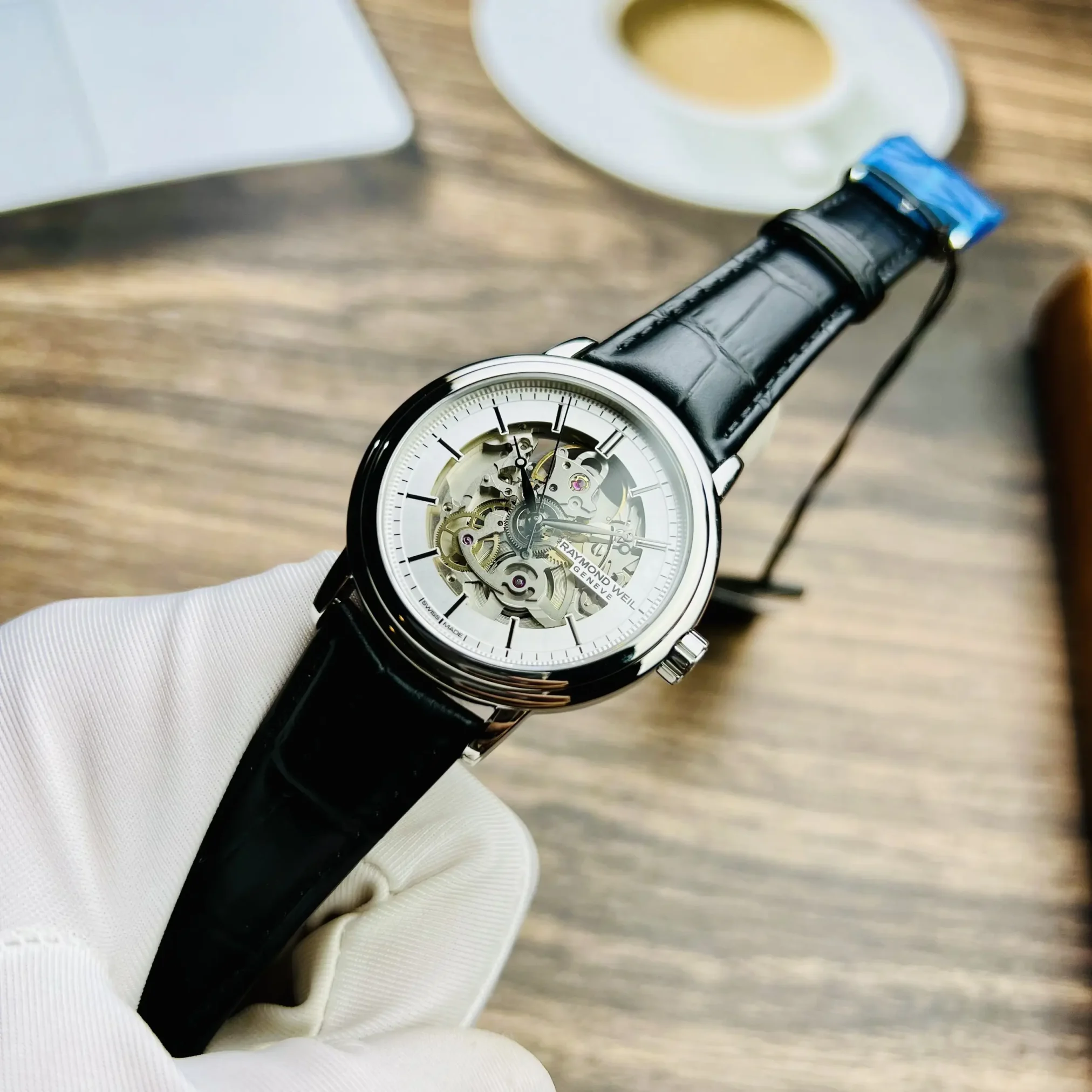 Đồng hồ Raymond Weil Maestro 2815-STC-65001 mặt số màu trắng. Thiết kế lộ cơ. Dây đeo bằng da. Thân vỏ bằng thép.