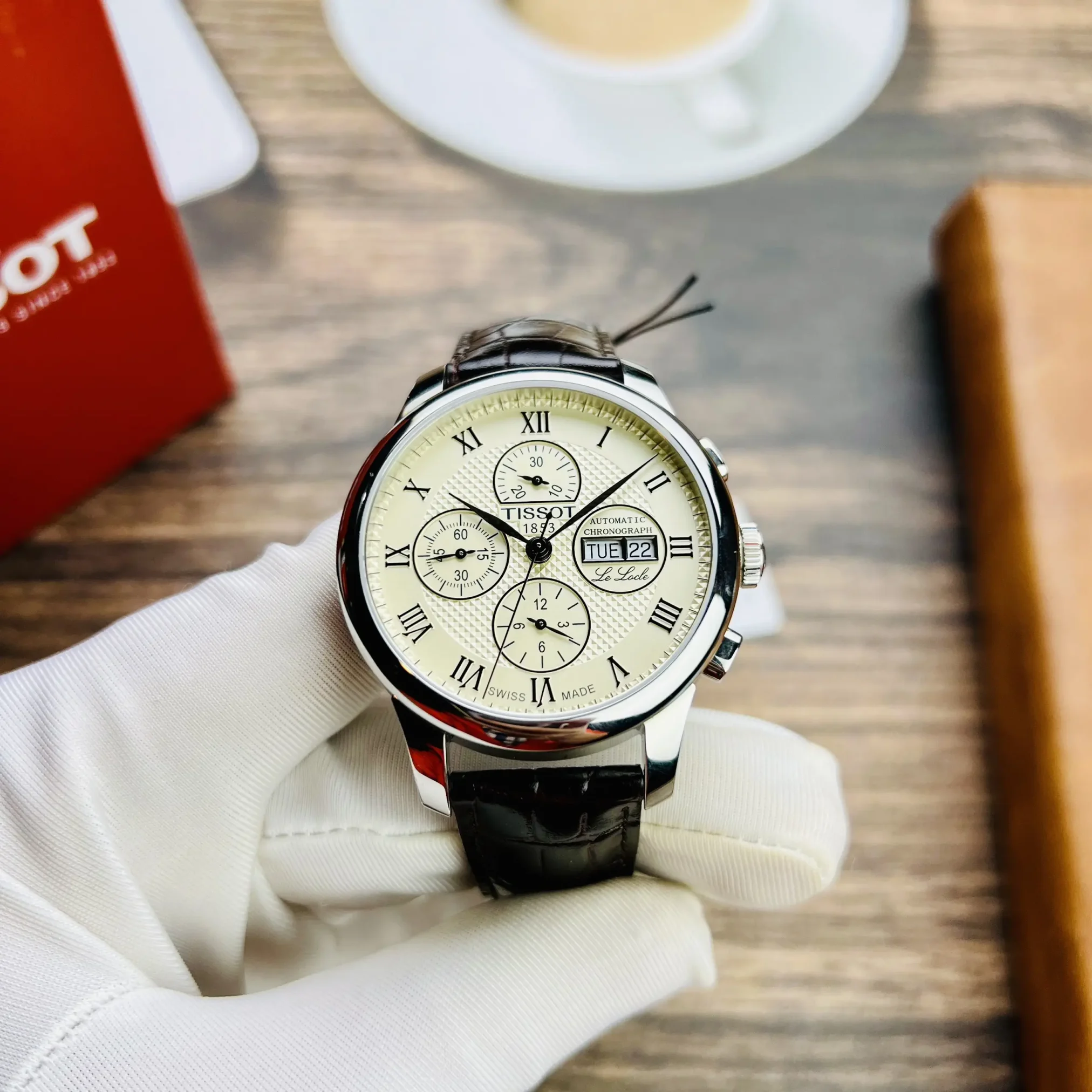 Đồng hồ Tissot Le Locle Valjoux Chronograph T006.414.16.263.00 mặt số màu trắng. Dây đeo bằng da. Thân vỏ bằng thép.