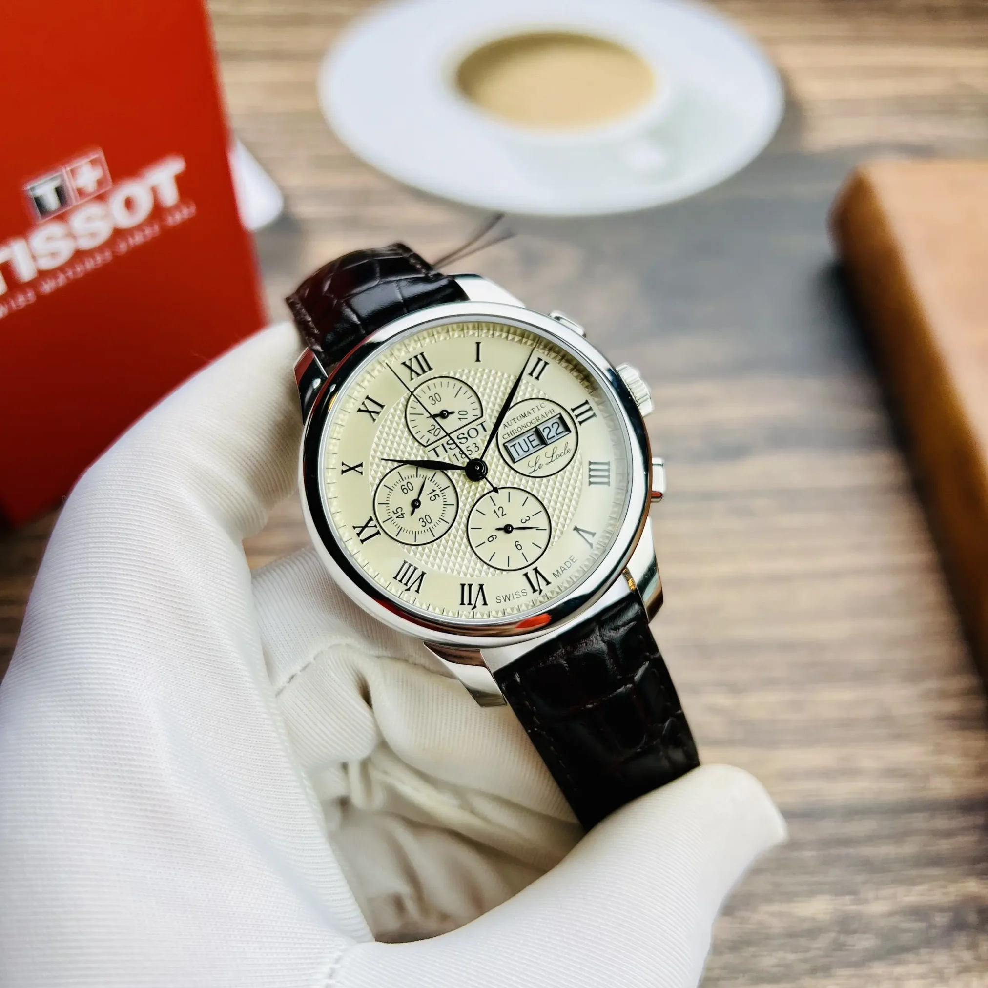 Đồng hồ Tissot Le Locle Valjoux Chronograph T006.414.16.263.00 mặt số màu trắng. Dây đeo bằng da. Thân vỏ bằng thép.