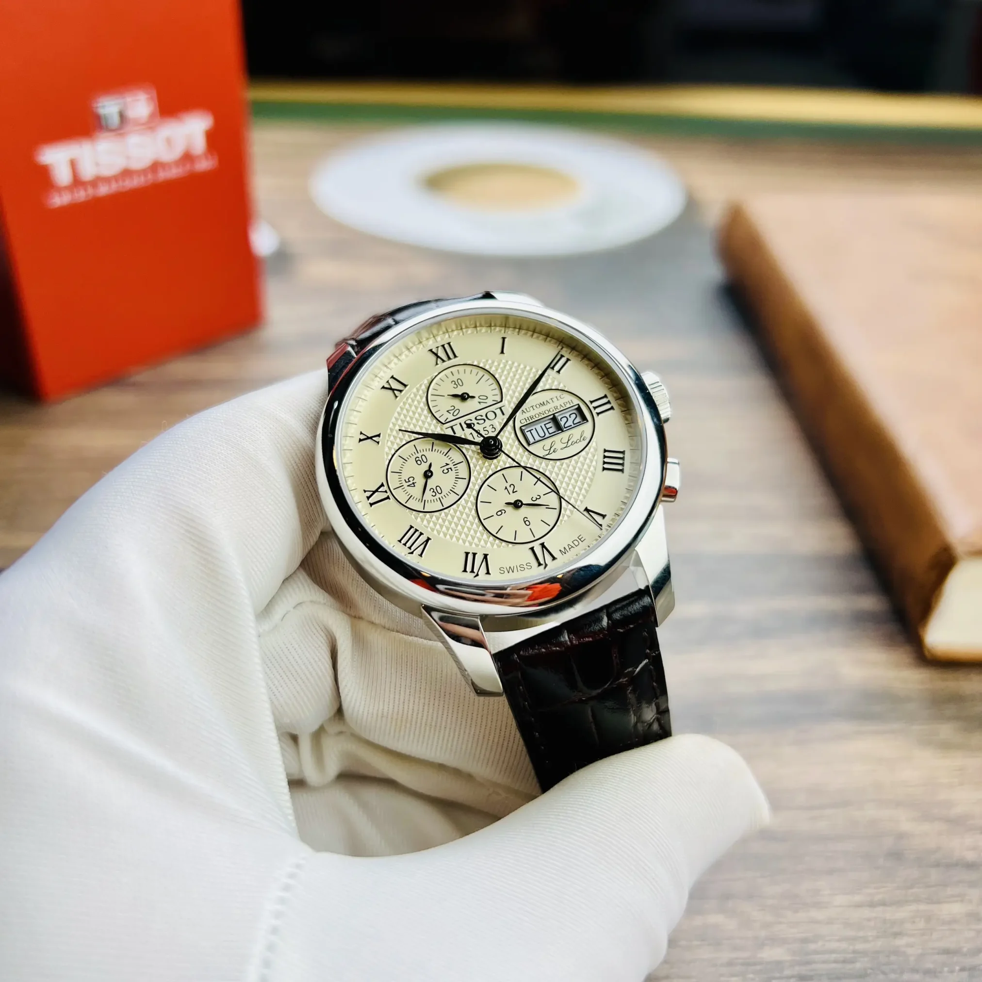 Đồng hồ Tissot Le Locle Valjoux Chronograph T006.414.16.263.00 mặt số màu trắng. Dây đeo bằng da. Thân vỏ bằng thép.