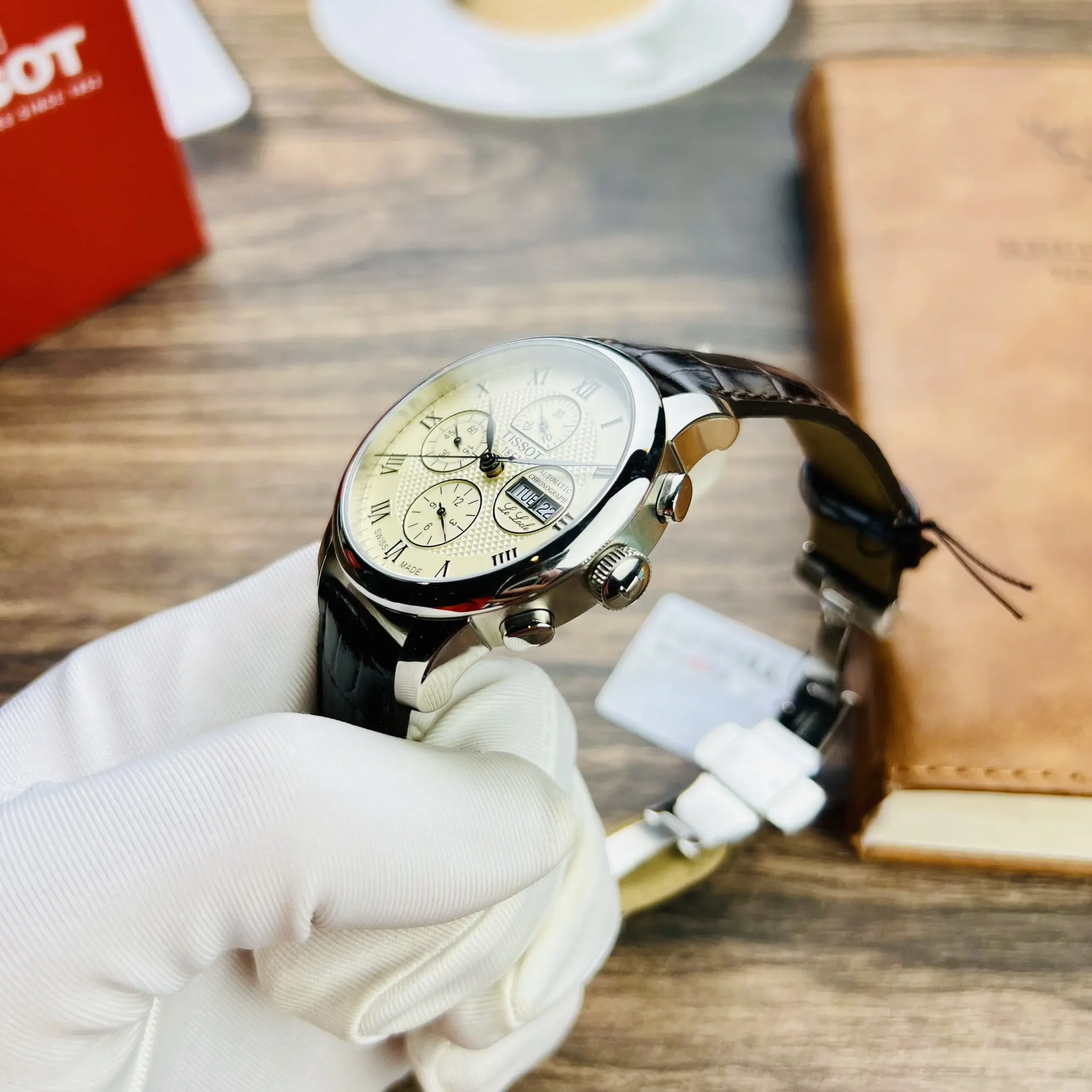 Đồng hồ Tissot Le Locle Valjoux Chronograph T006.414.16.263.00 mặt số màu trắng. Dây đeo bằng da. Thân vỏ bằng thép.