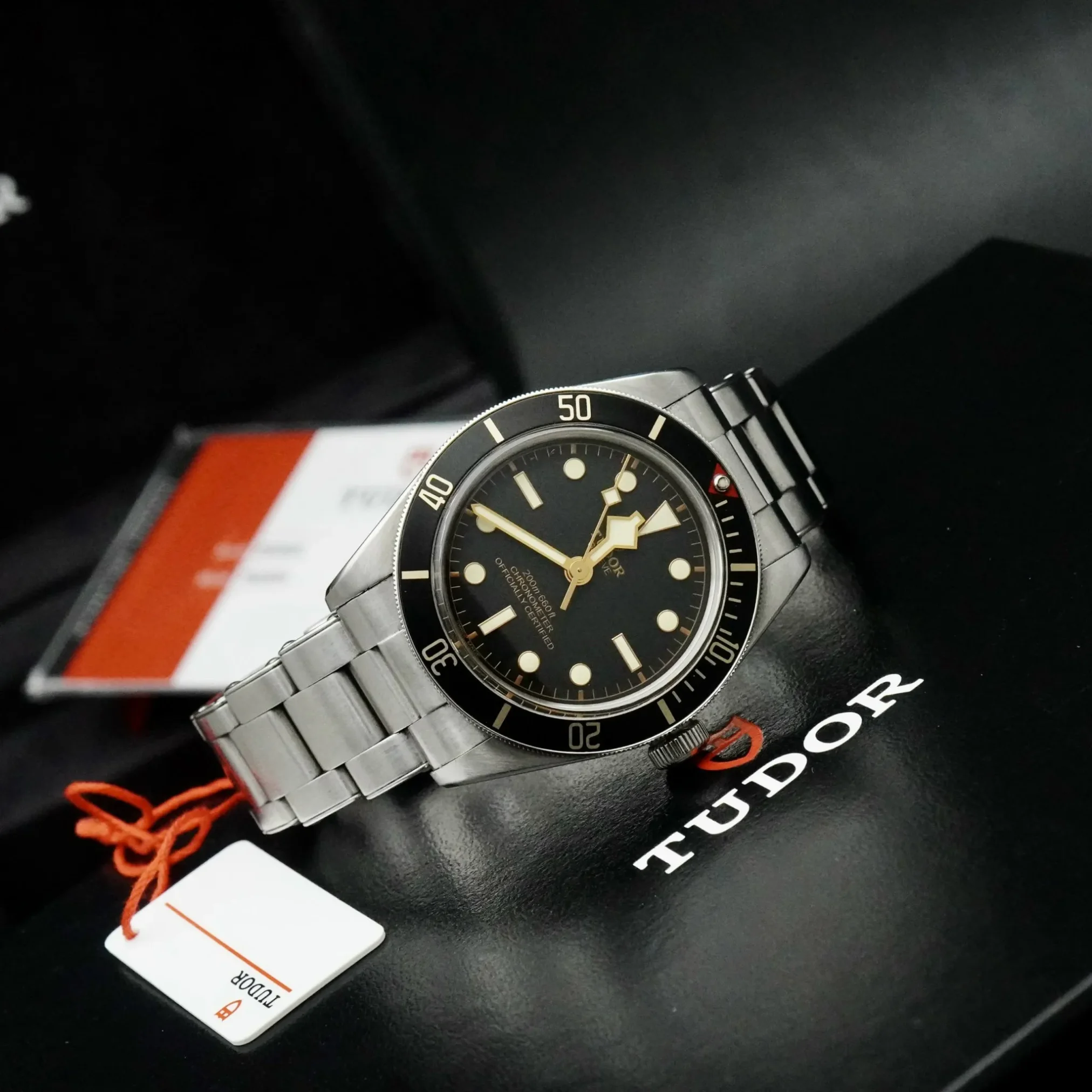 Đồng Hồ Tudor Black Bay 58 Chronometer M79030N-0001 mặt số màu đen. Dây đeo bằng thép. Thân vỏ bằng thép.