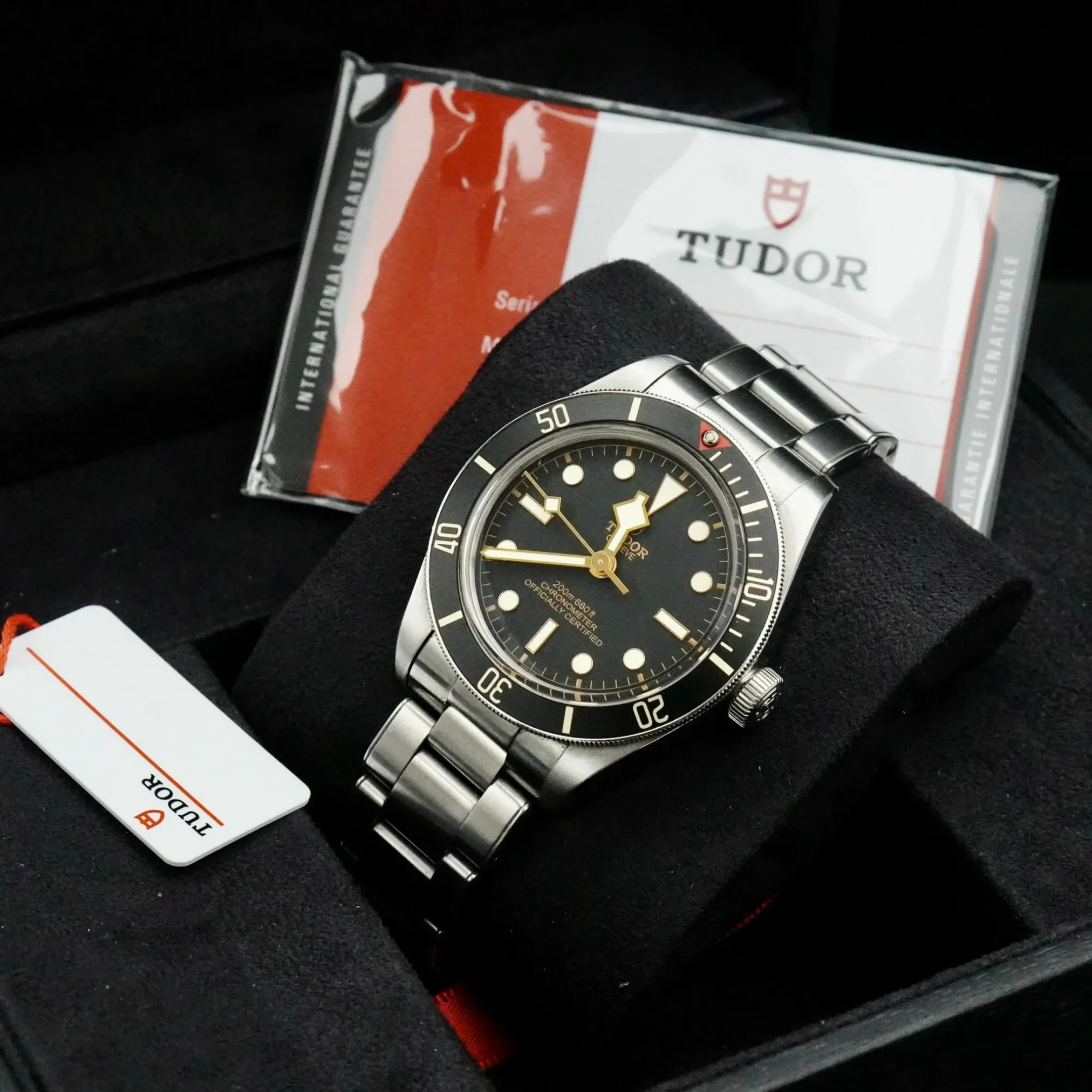 Đồng Hồ Tudor Black Bay 58 Chronometer M79030N-0001 mặt số màu đen. Dây đeo bằng thép. Thân vỏ bằng thép.