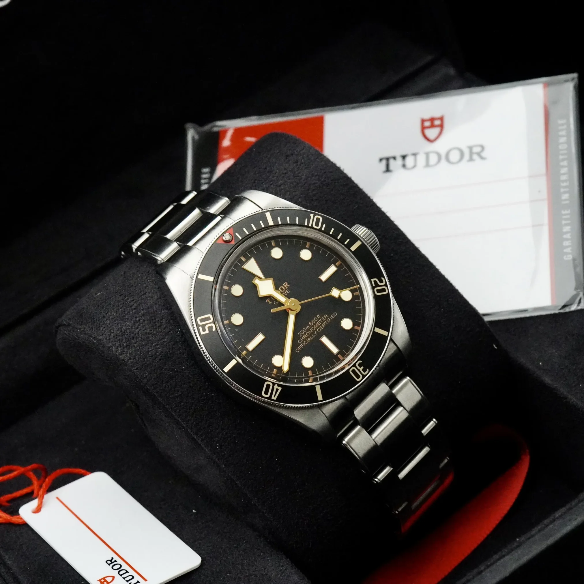 Đồng Hồ Tudor Black Bay 58 Chronometer M79030N-0001 mặt số màu đen. Dây đeo bằng thép. Thân vỏ bằng thép.