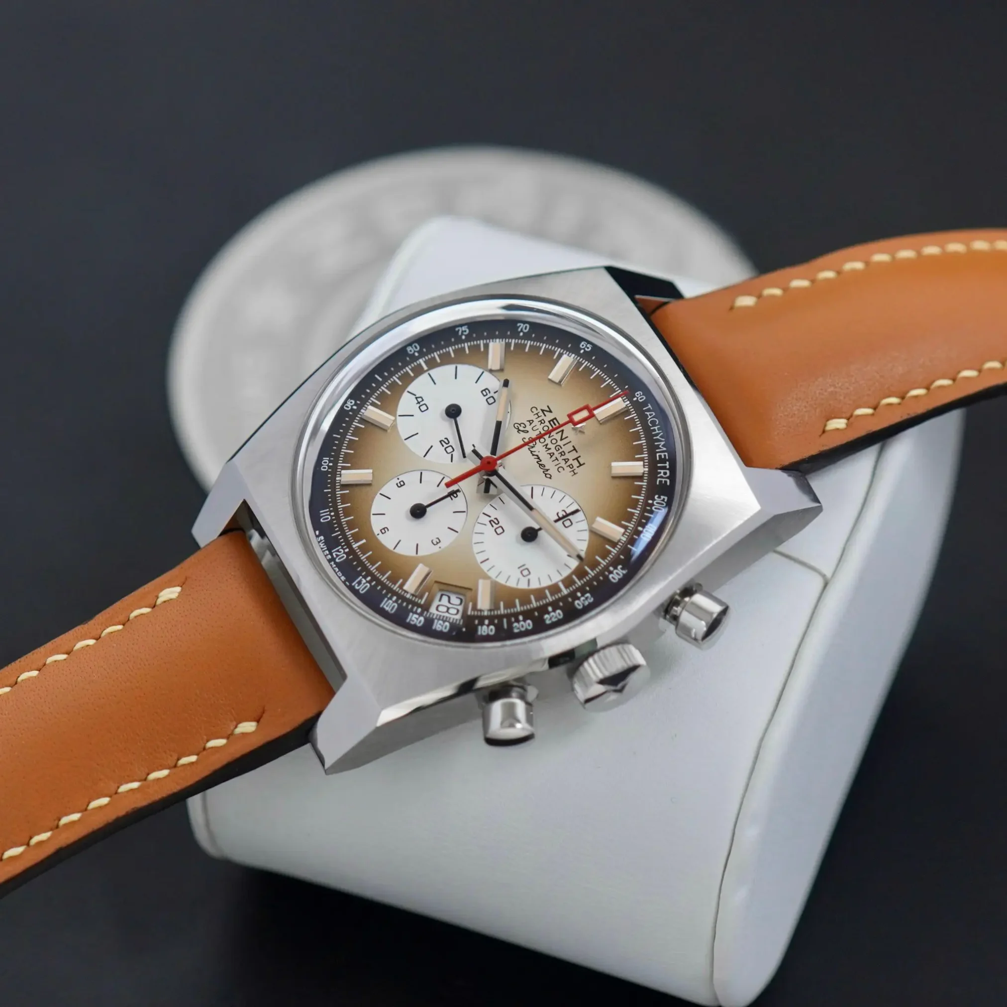 Đồng hồ Zenith Chronomaster Revival El Primero A385 03.A384.400/385.C855 mặt số màu nâu. Thiết kế lộ cơ. Dây đeo bằng da. Thân vỏ bằng thép.