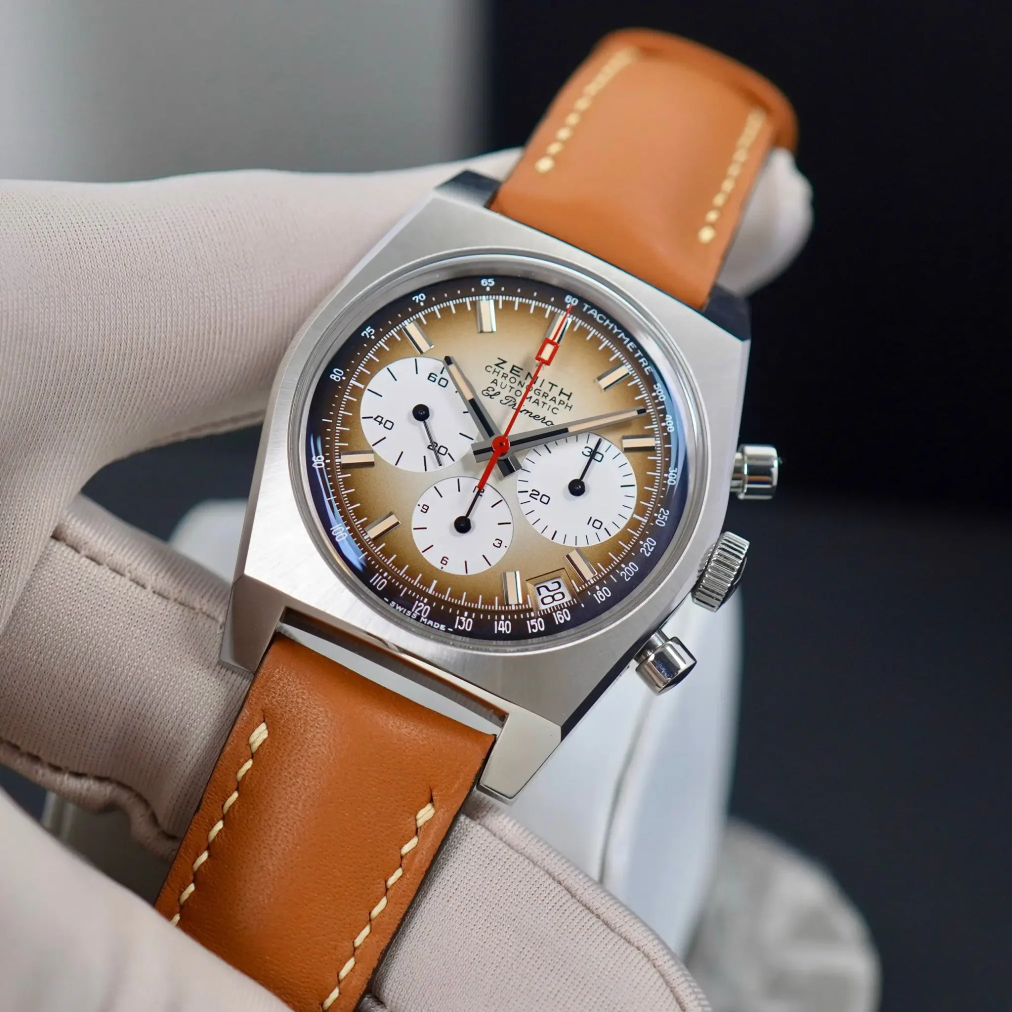 Đồng hồ Zenith Chronomaster Revival El Primero A385 03.A384.400/385.C855 mặt số màu nâu. Thiết kế lộ cơ. Dây đeo bằng da. Thân vỏ bằng thép.