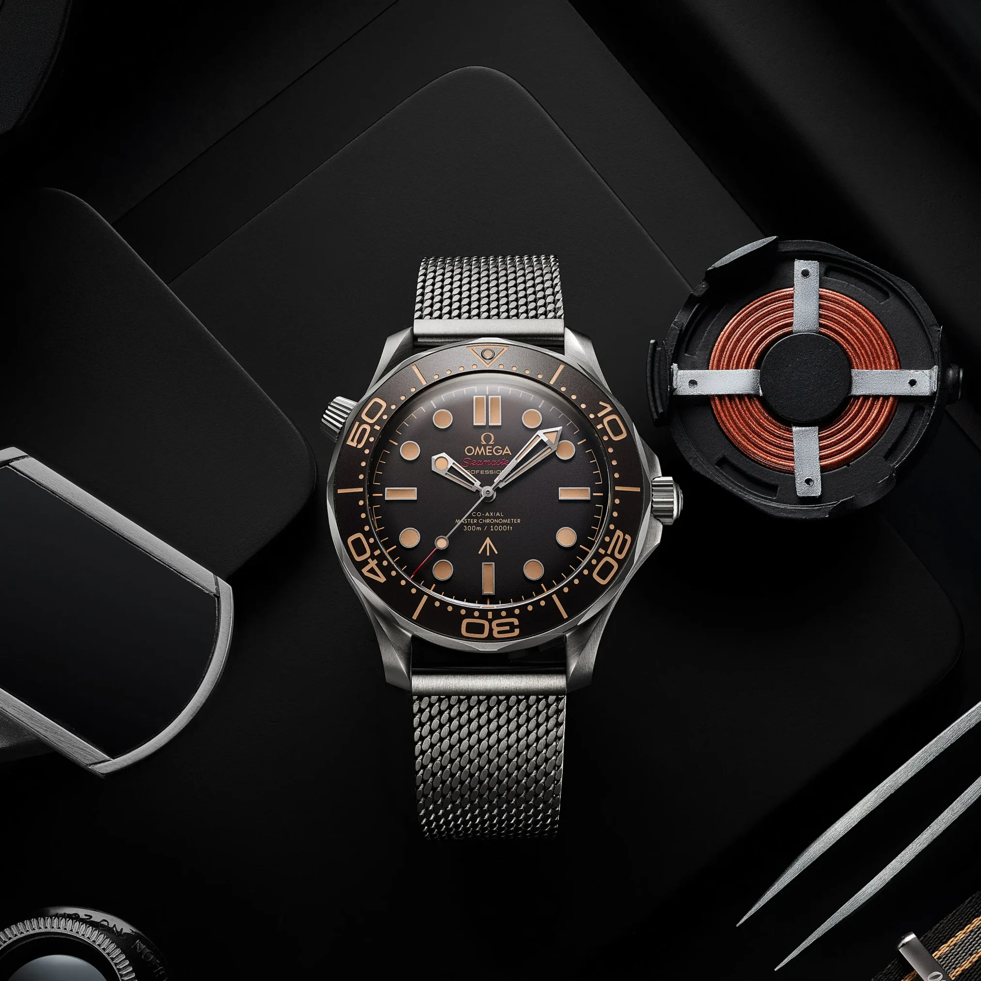 Đồng hồ Omega Seamaster Diver 300M "No Time To Die" 007 Limited 210.90.42.20.01.001 mặt số màu xám. Dây đeo bằng titanium. Thân vỏ bằng titanium.