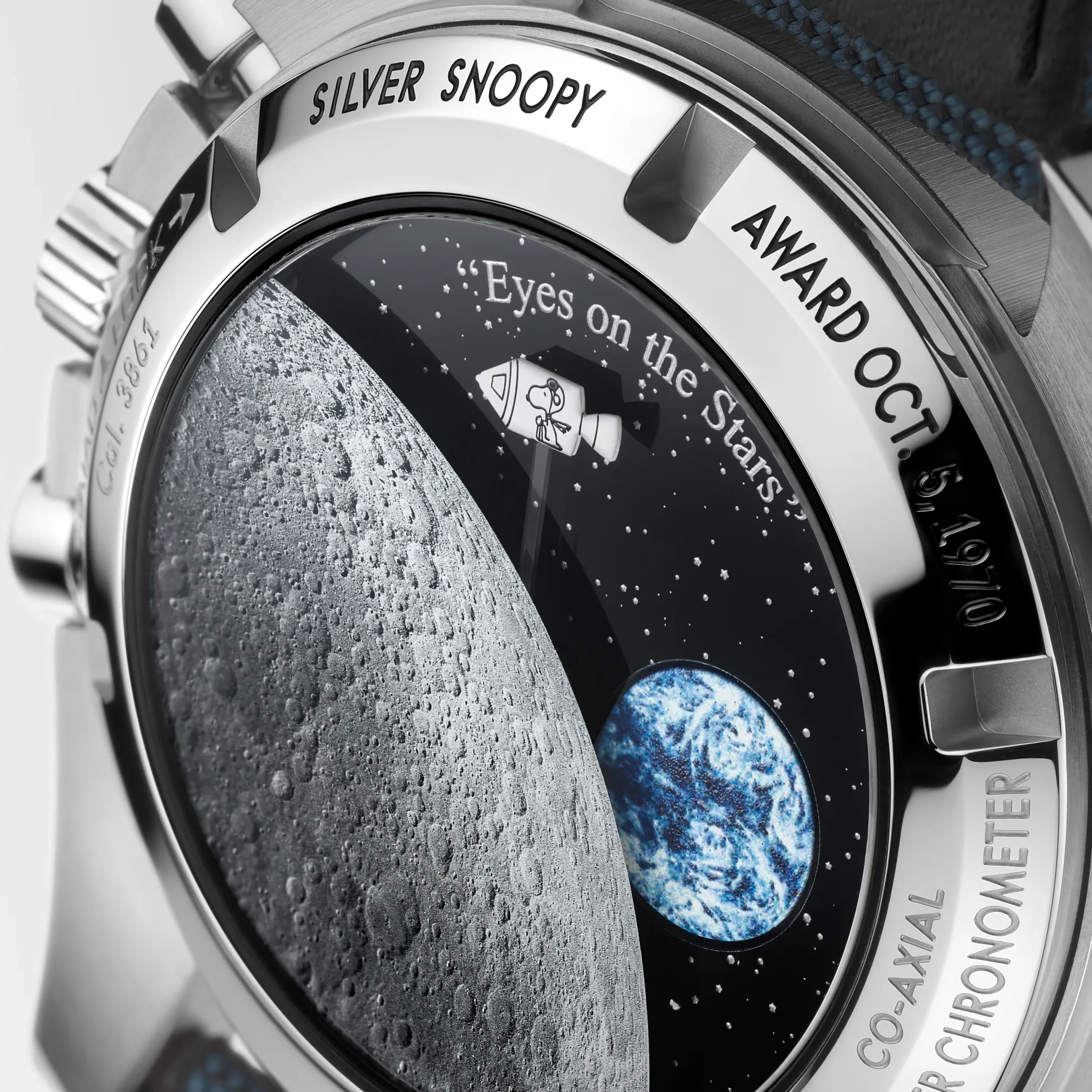 Đồng hồ Omega Speedmaster Anniversary Series "Silver Snoopy Award" Limited Edition 310.32.42.50.02.001 mặt số màu trắng xanh. Dây đeo bằng vải dù. Thân vỏ bằng thép.