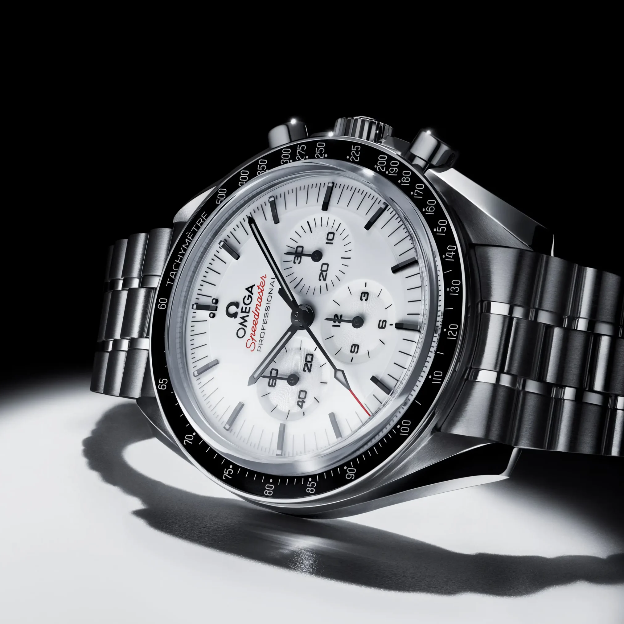 Đồng hồ Omega Speedmaster Moonwatch Professional 310.30.42.50.04.001 mặt số màu trắng. Dây đeo bằng thép. Thân vỏ bằng thép.