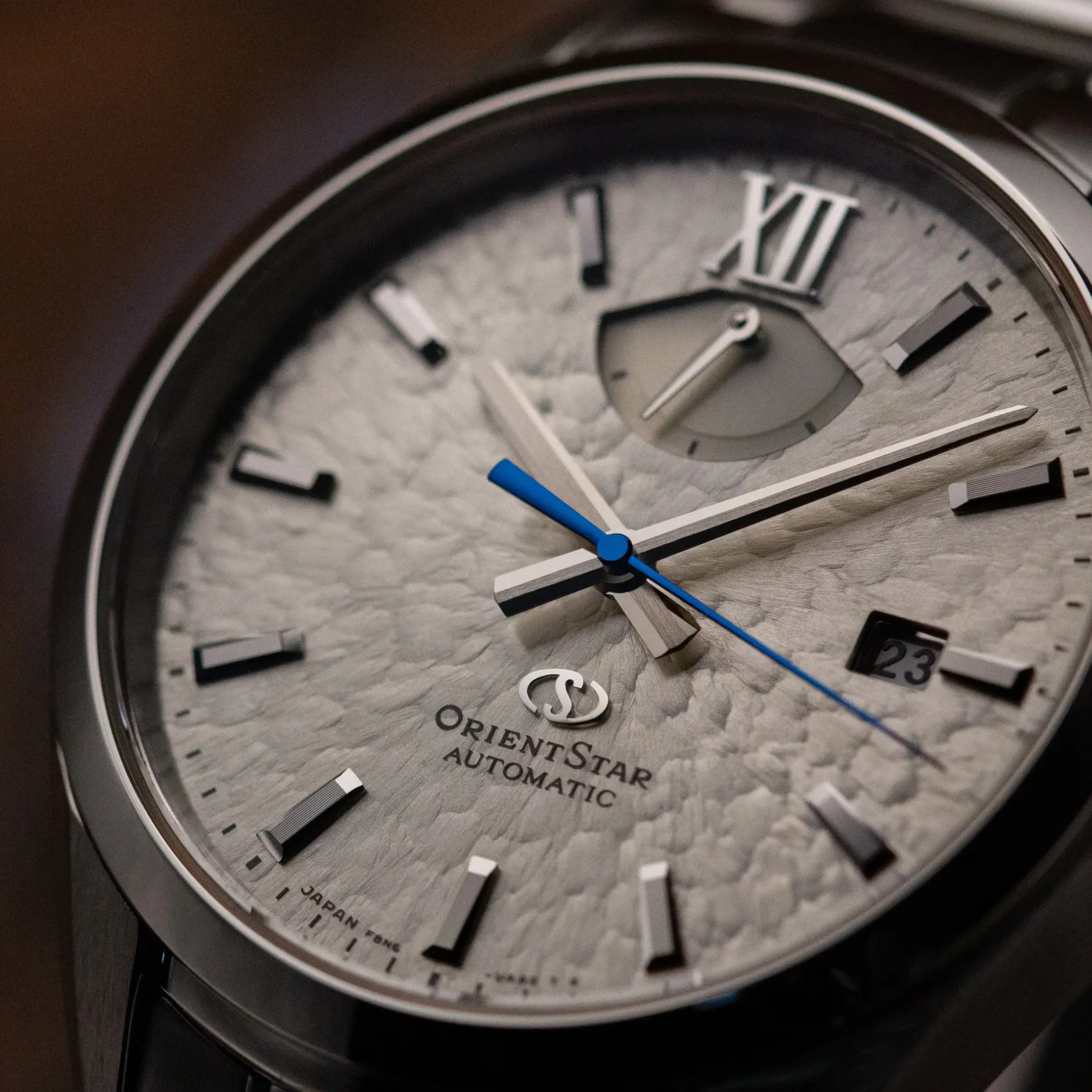 Đồng hồ Orient Star M34 F8 Date Limited Edition RK-BX0001S mặt số màu bạc. Dây đeo bằng thép và da. Thân vỏ bằng thép.