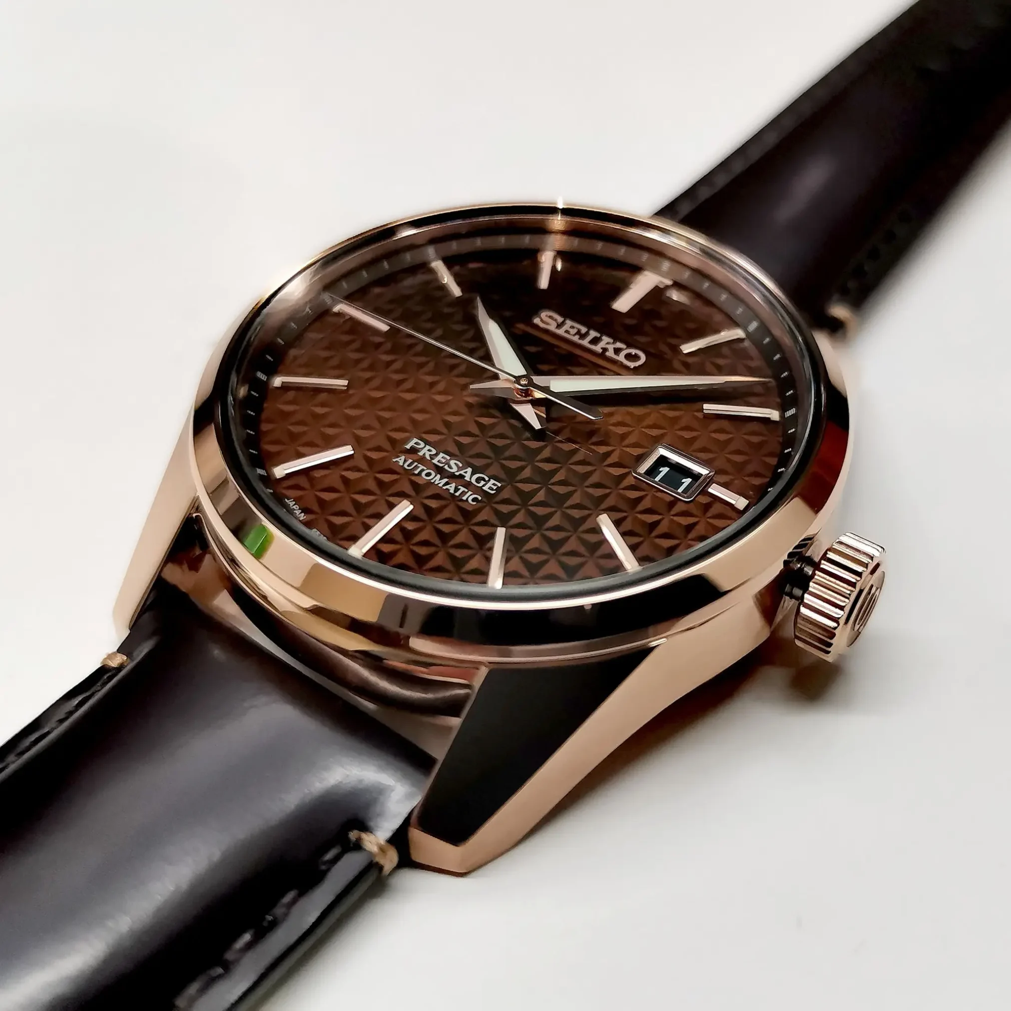 Đồng hồ Seiko Presage Sharp Edged Series SARX080 (SPB170J1) mặt số màu nâu. Dây đeo bằng da. Thân vỏ bằng thép mạ PVD rose gold sang trọng.