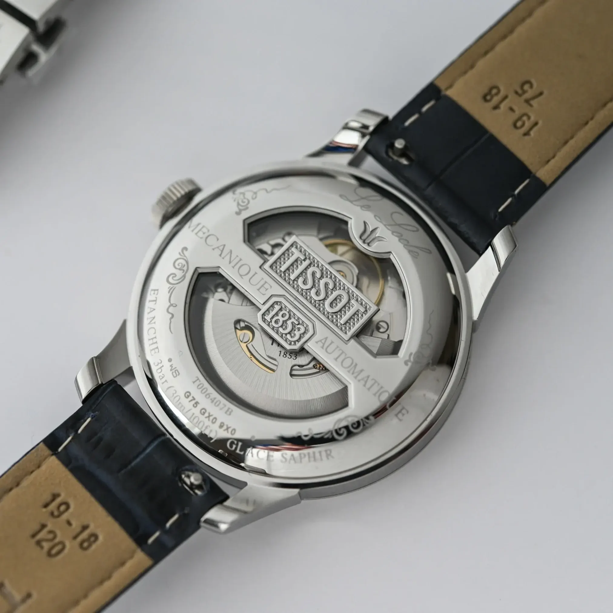 Đồng hồ Tissot Le Locle Powermatic 80 20th Anniversary T006.407.11.033.03 mặt số màu bạc. Dây đeo bằng da và thép. Thân vỏ bằng thép.