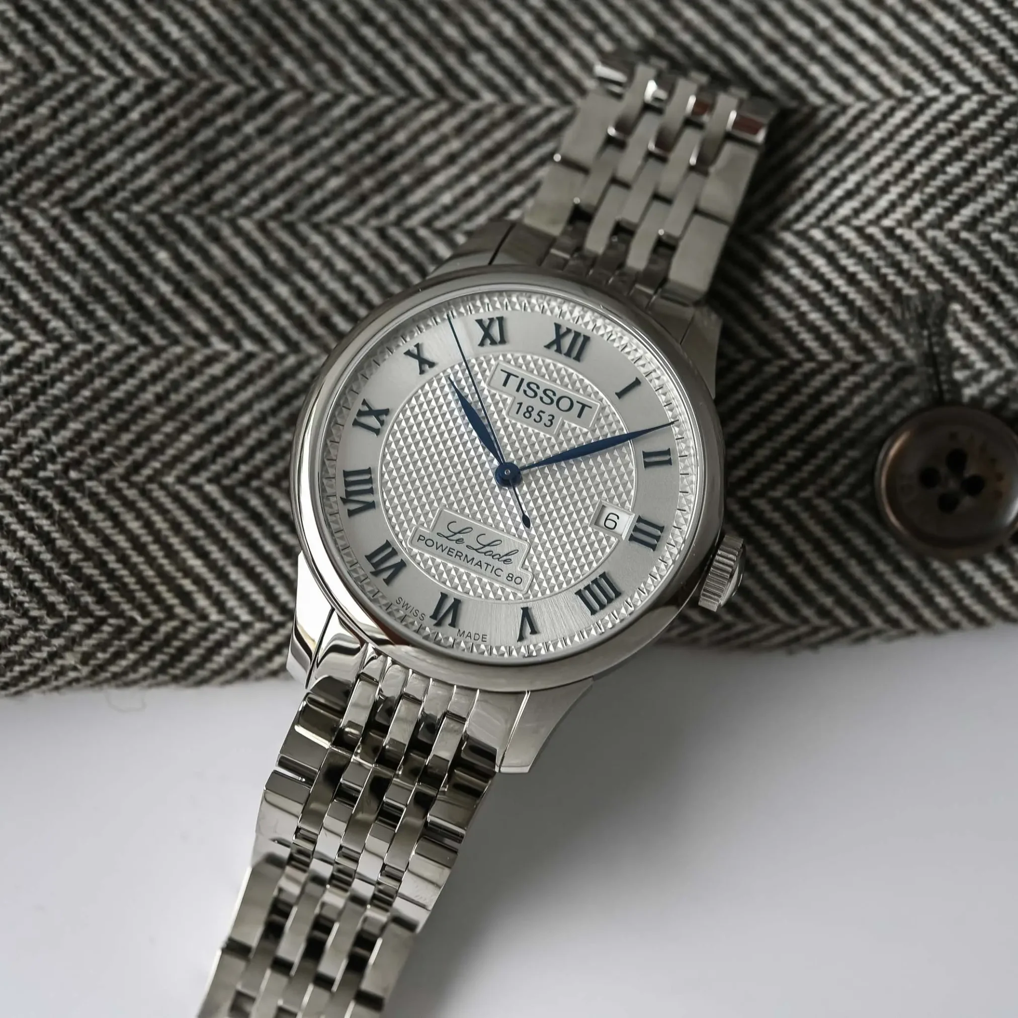Đồng hồ Tissot Le Locle Powermatic 80 20th Anniversary T006.407.11.033.03 mặt số màu bạc. Dây đeo bằng da và thép. Thân vỏ bằng thép.