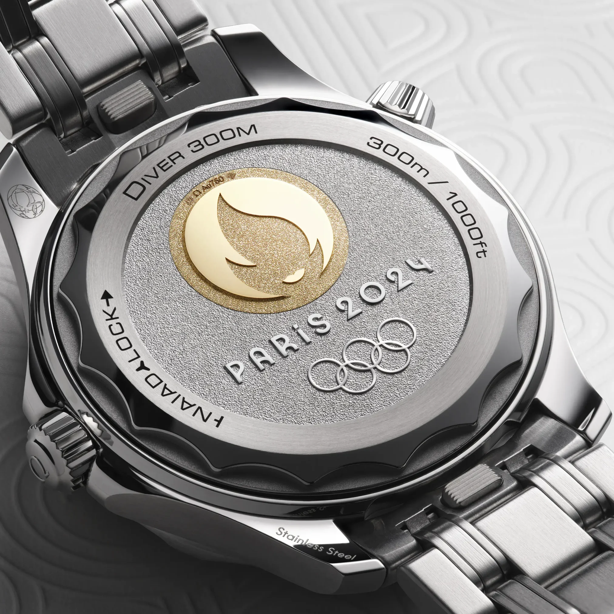 Đồng hồ Omega Seamaster Diver 300M Paris Edition 522.21.42.20.04.001 mặt số màu trắng. Dây đeo bằng thép. Thân vỏ bằng thép.