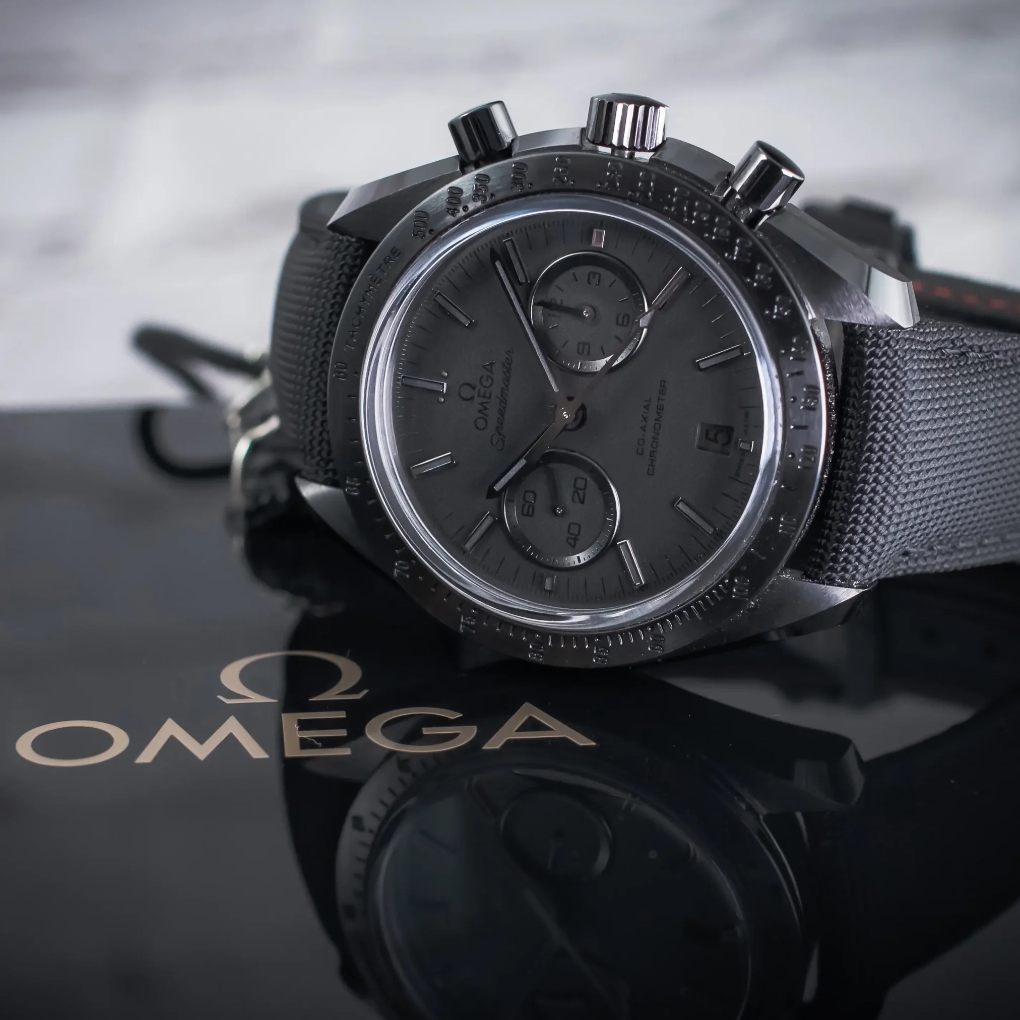 Đồng hồ Omega SpeedMaster Dark Side Of The Moon 311.92.44.51.01.00 mặt số màu đen. Dây đeo bằng vải. Thân vỏ bằng ceramic.