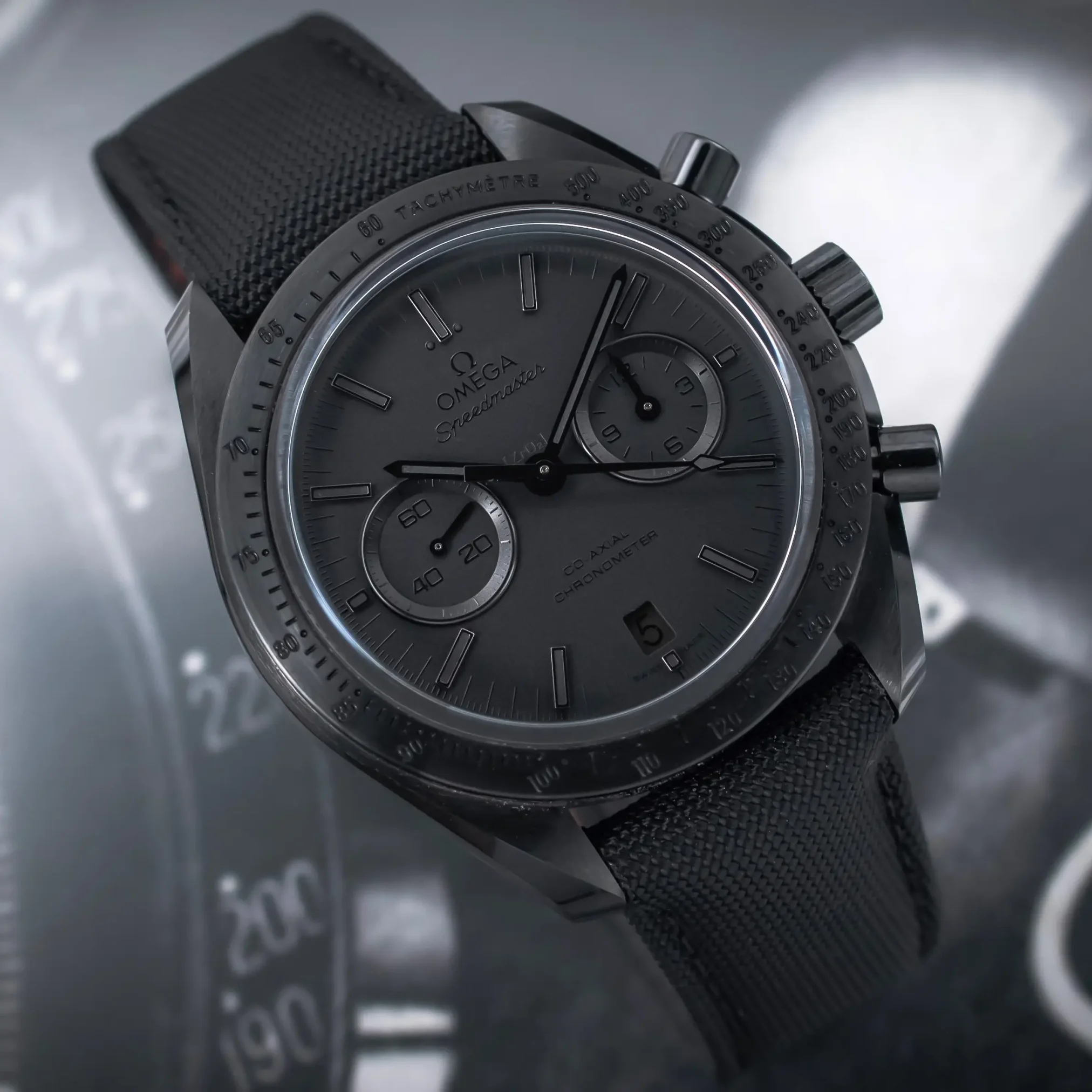 Đồng hồ Omega SpeedMaster Dark Side Of The Moon 311.92.44.51.01.00 mặt số màu đen. Dây đeo bằng vải. Thân vỏ bằng ceramic.