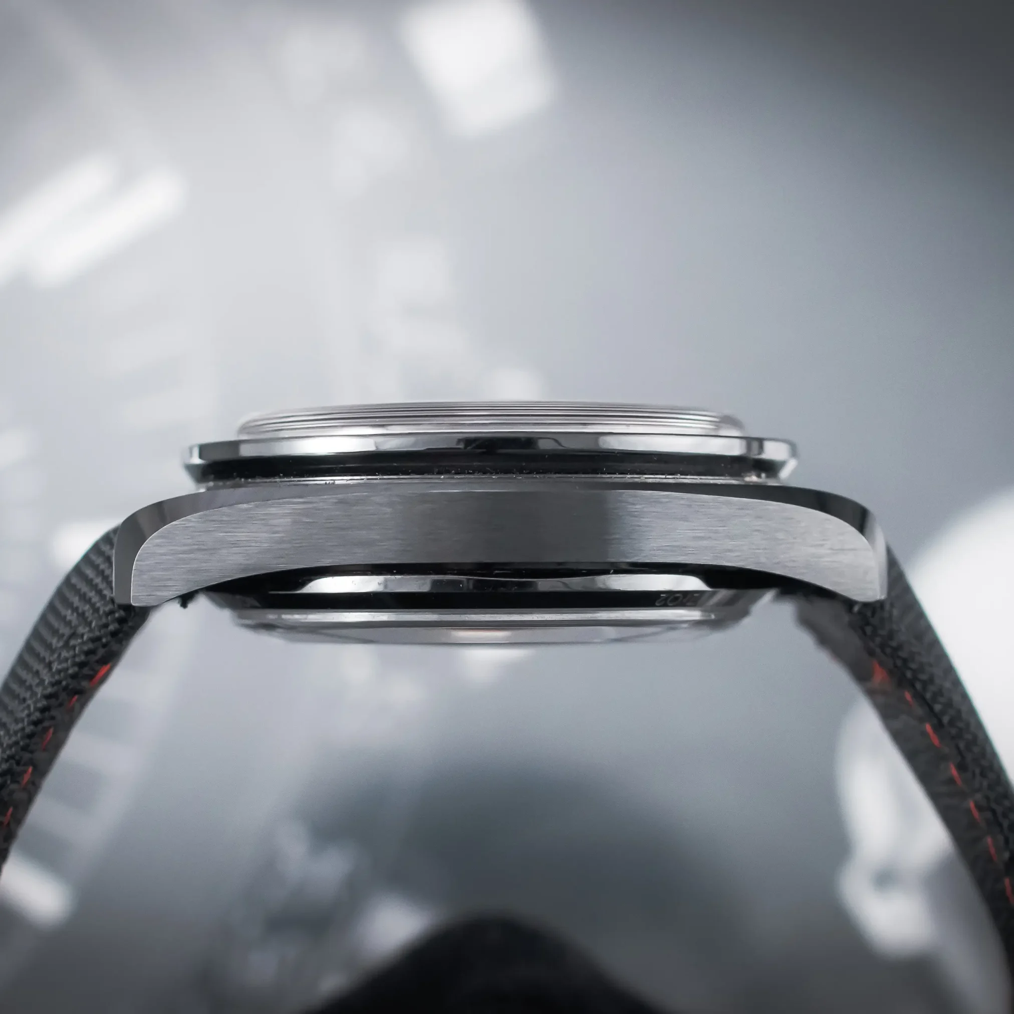 Đồng hồ Omega SpeedMaster Dark Side Of The Moon 311.92.44.51.01.00 mặt số màu đen. Dây đeo bằng vải. Thân vỏ bằng ceramic.