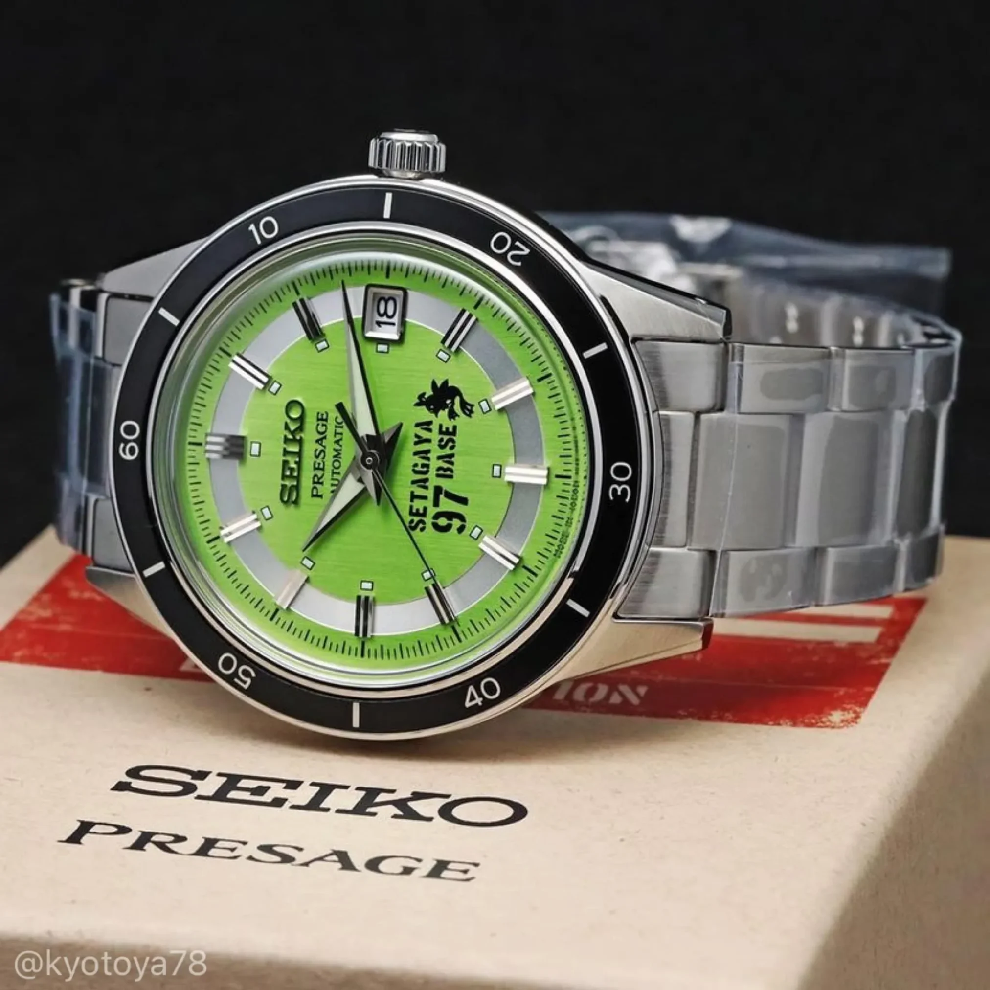 Đồng hồ Seiko Presage Style60's George Tokoro's Setagaya Base 97 Limited Edition SARY225 mặt số màu xanh. Dây đeo bằng thép. Thân vỏ bằng thép.