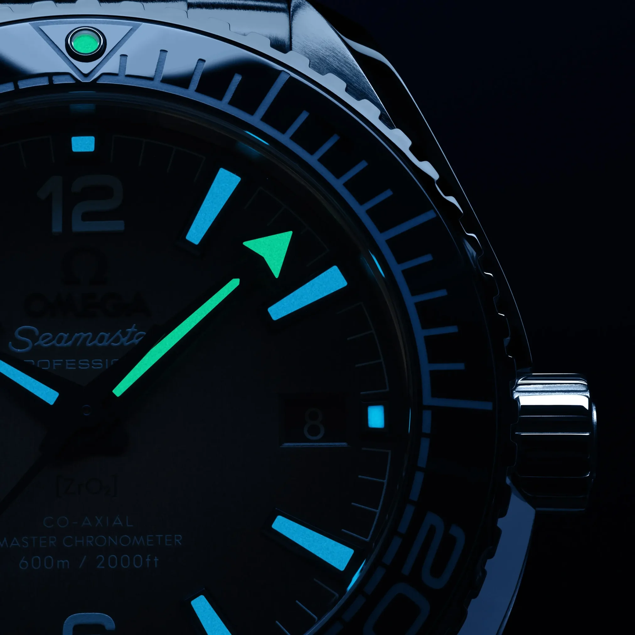 Đồng hồ Omega Seamaster Planet Ocean 600M 215.30.40.20.03.002 mặt số màu xanh. Dây đeo bằng thép. Thân vỏ bằng thép.