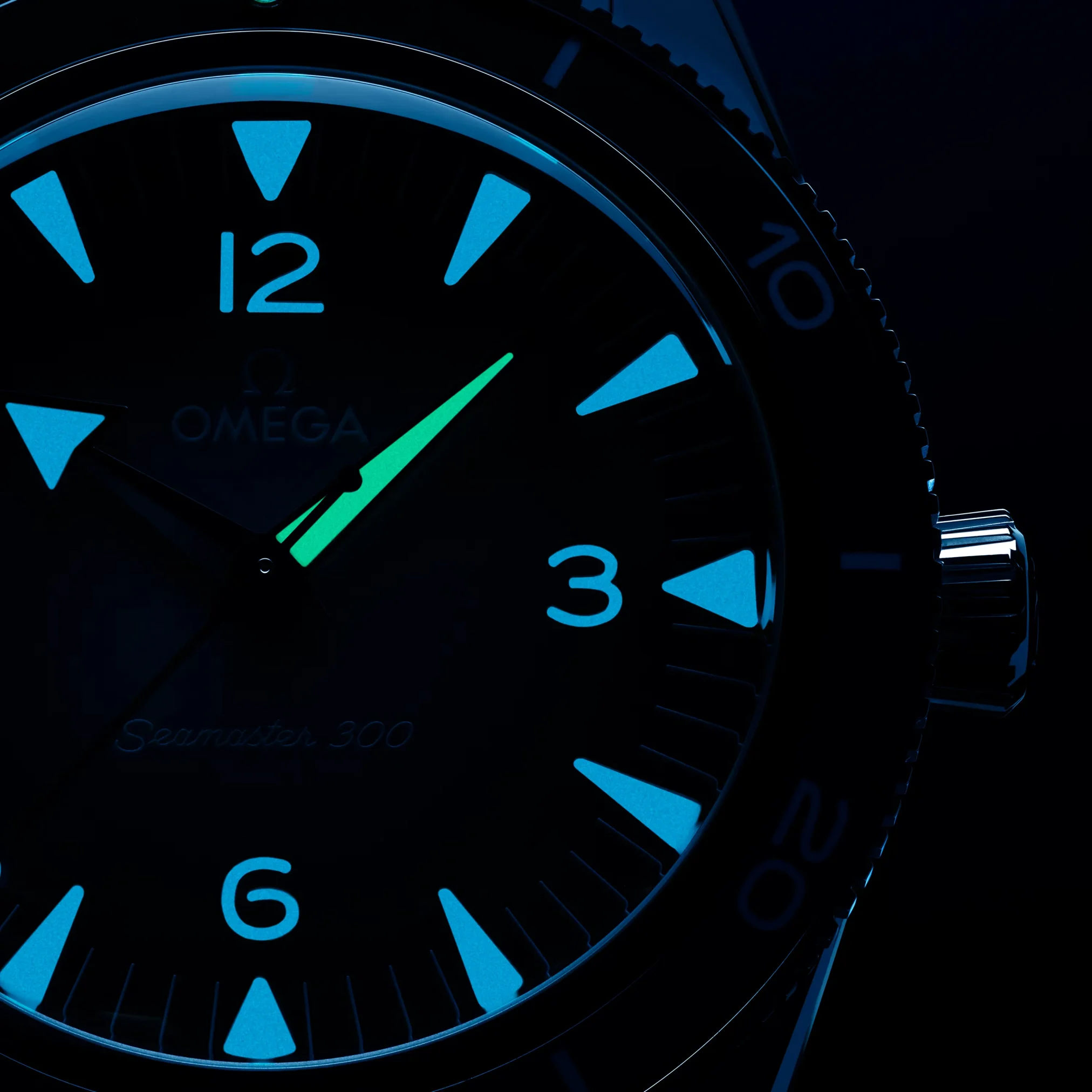 Đồng hồ Omega Seamaster 300M Summer Blue 234.30.41.21.03.002 mặt số màu xanh. Dây đeo bằng thép. Thân vỏ bằng thép.