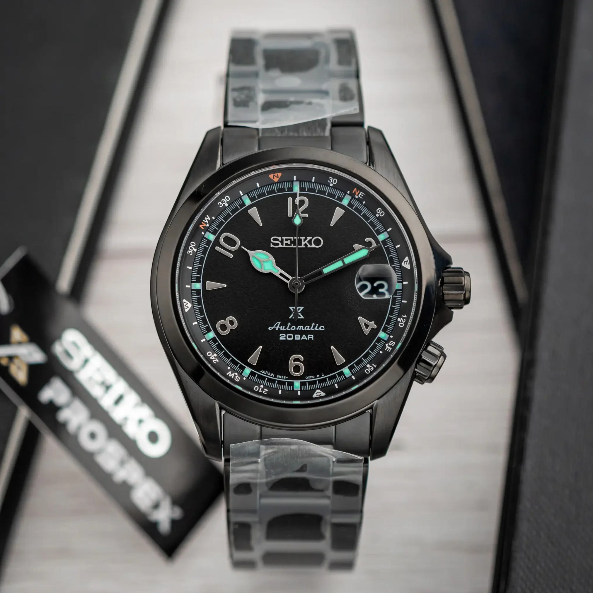 Đồng hồ Seiko Prospex Alpinist The Black Series Limited Edition SBDC185 (SPB337) với mặt số màu đen. Dây đeo bằng thép. Thân vỏ bằng thép.