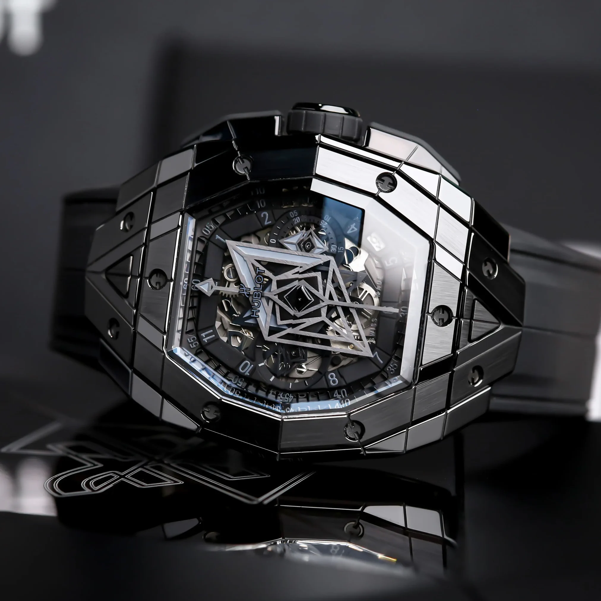 Đồng hồ Hublot Spirit of Big Bang Sang Bleu III All Black 648.CX.0114.RX.MXM23 với mặt số màu đen. Dây đeo bằng cao su. Thân vỏ bằng titanium.