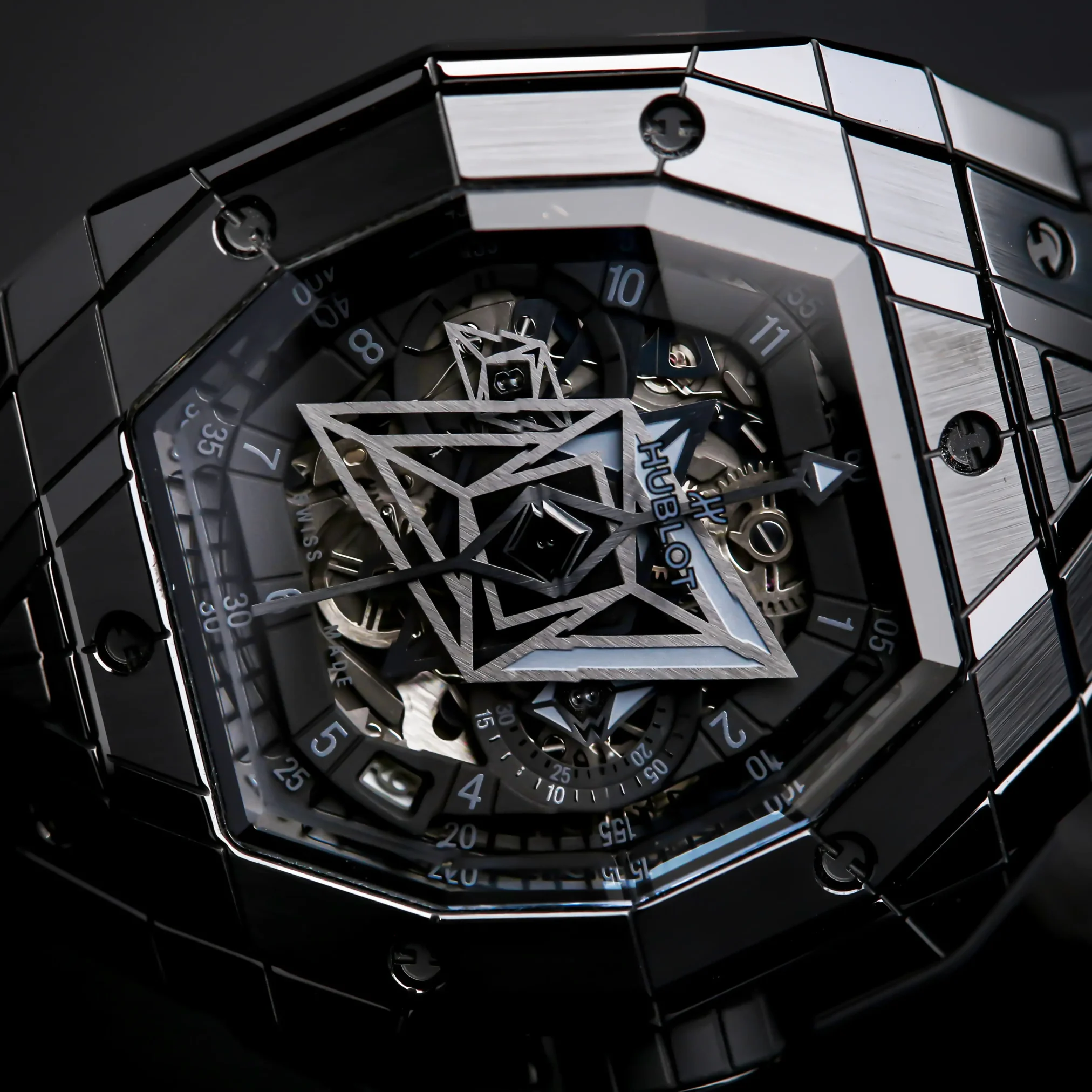 Đồng hồ Hublot Spirit of Big Bang Sang Bleu III All Black 648.CX.0114.RX.MXM23 với mặt số màu đen. Dây đeo bằng cao su. Thân vỏ bằng titanium.
