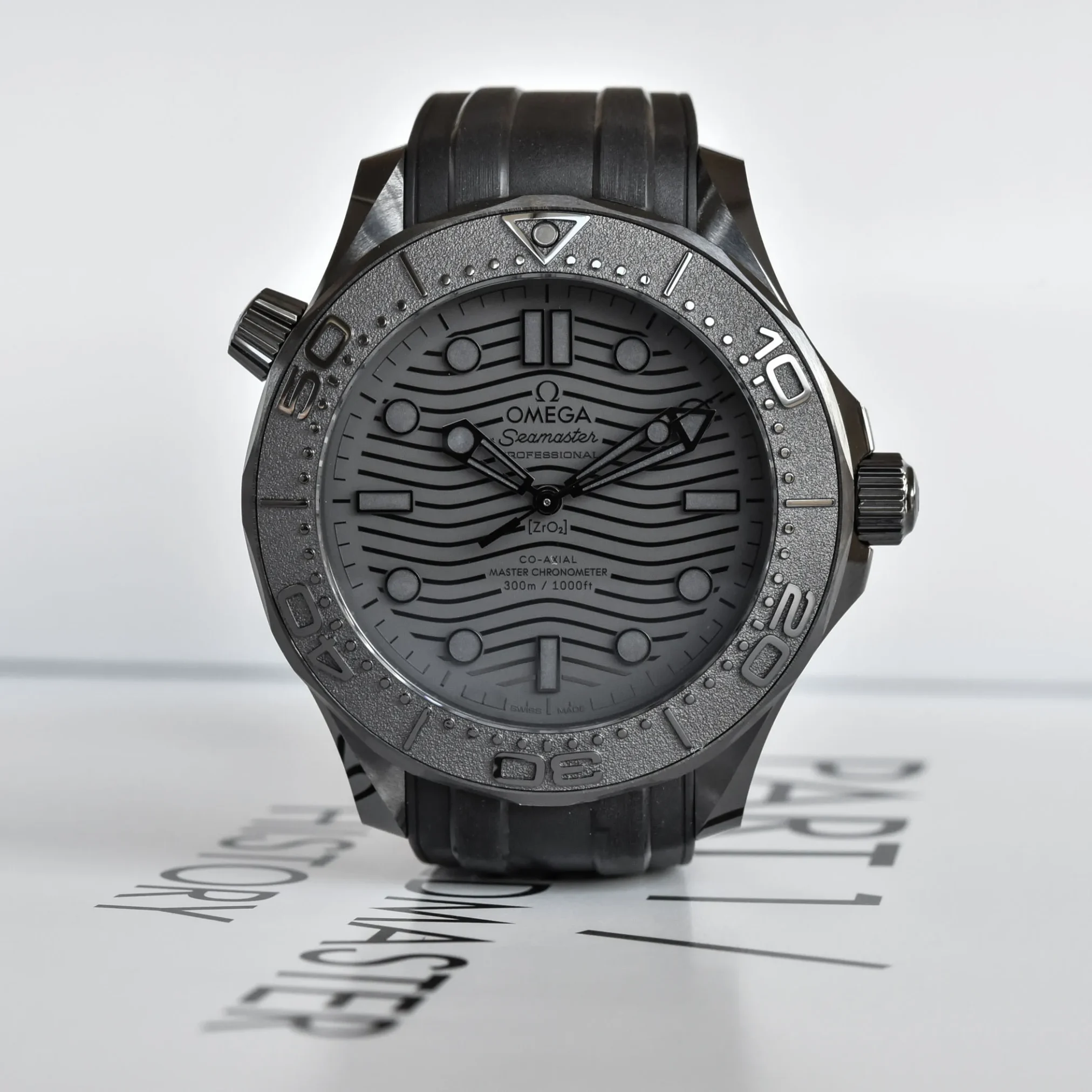 Đồng hồ Omega Seamaster Diver 300M Black Ceramic 210.92.44.20.01.003 mặt số màu đen. Dây đeo bằng cao su. Thân vỏ bằng black ceramic.