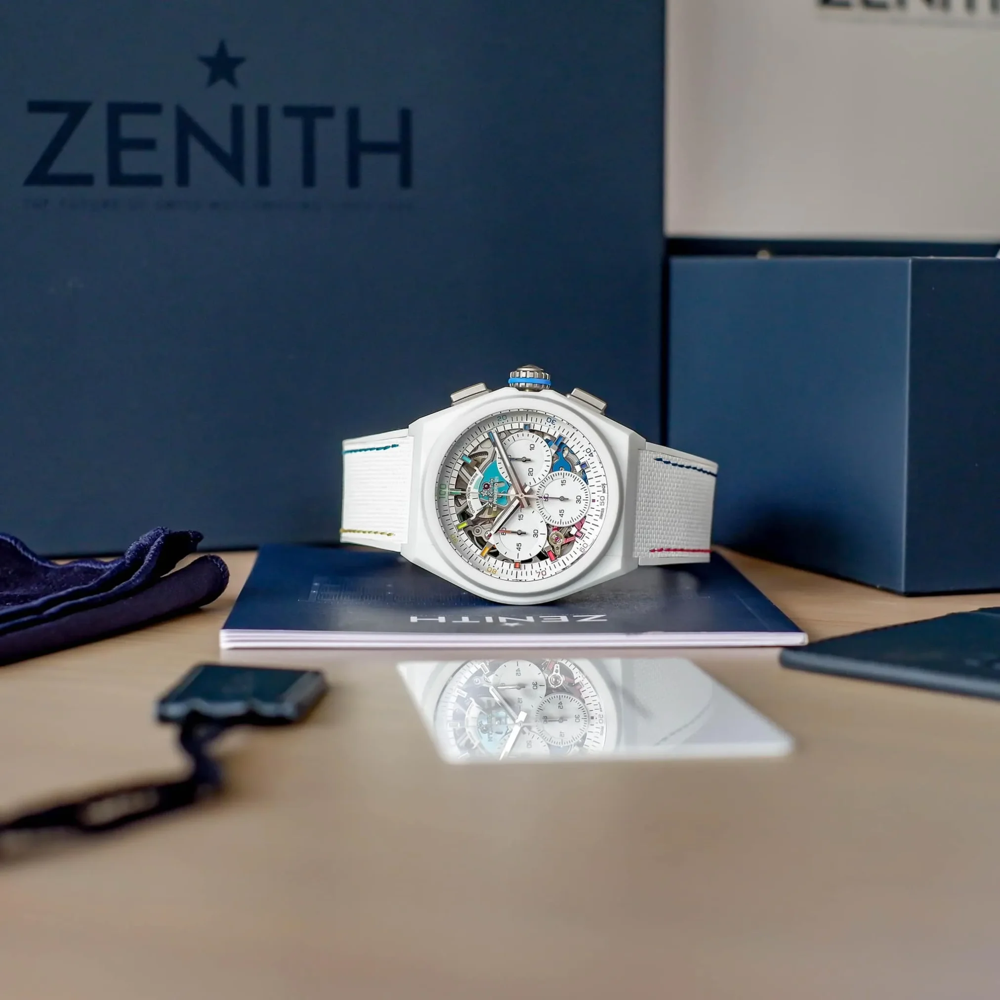 Đồng hồ Zenith Defy 21 Chroma II Limited Edition 49.9014.9004/01.R953 mặt số màu trắng. Dây đeo bằng cao su. Thân vỏ bằng ceramic trắng mờ.