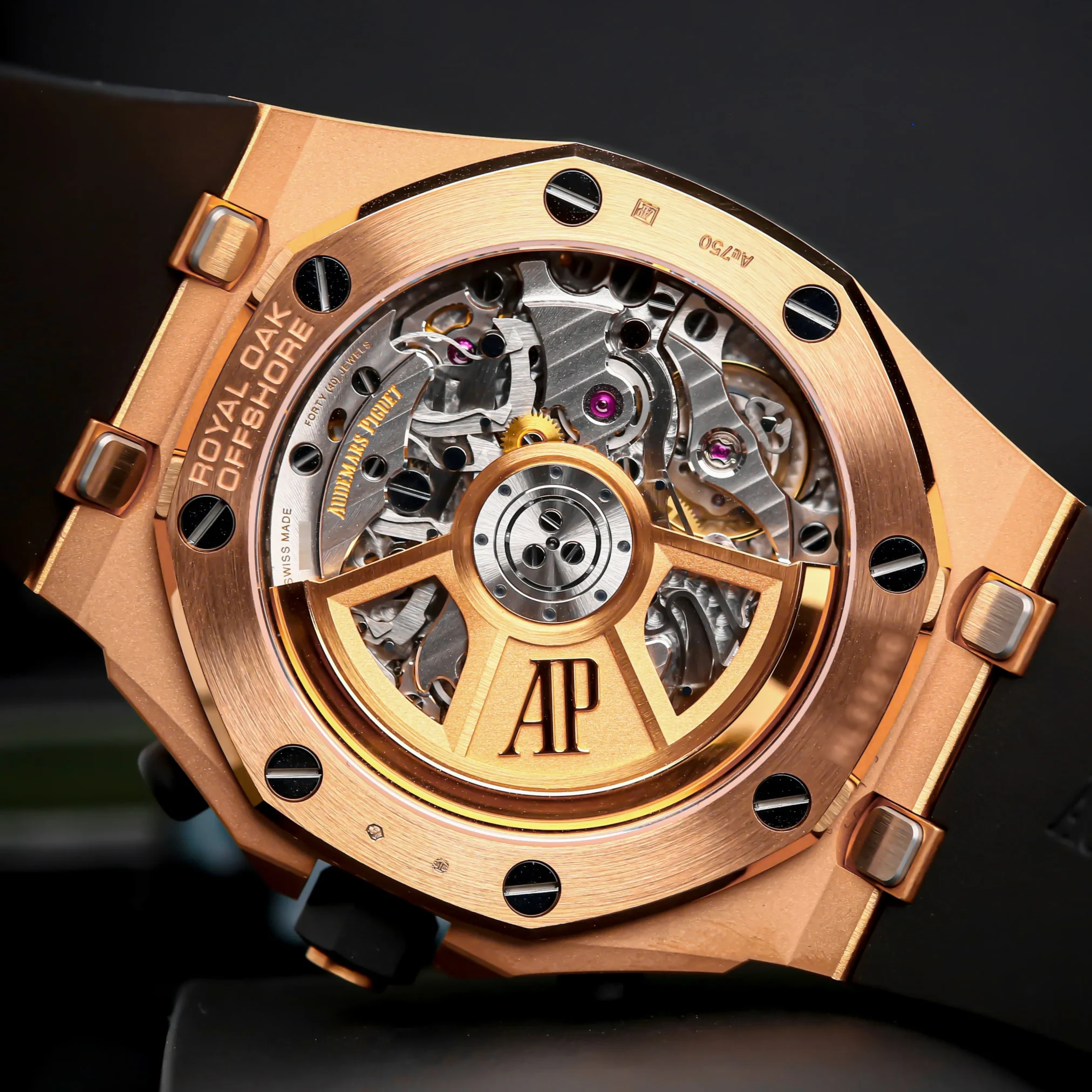 Đồng hồ AudemarsPiguet Royal Oak Offshore Selfwinding Chronograph 26238OK.OO.A002CA.01 mặt số đen. Dây đeo bằng cao su. Thân vỏ bằng vàng khối.