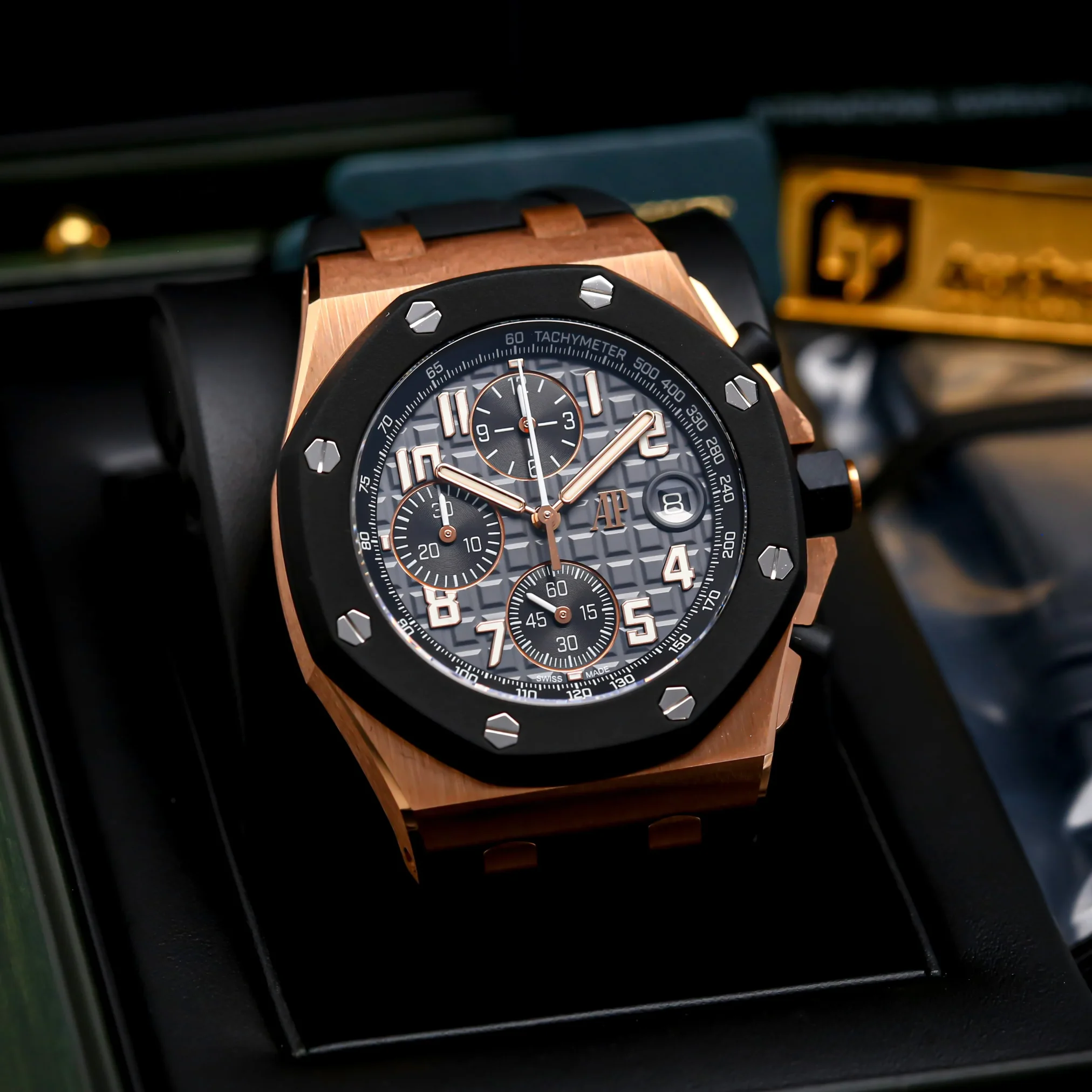 Đồng hồ AudemarsPiguet Royal Oak Offshore Selfwinding Chronograph 26238OK.OO.A002CA.01 mặt số đen. Dây đeo bằng cao su. Thân vỏ bằng vàng khối.