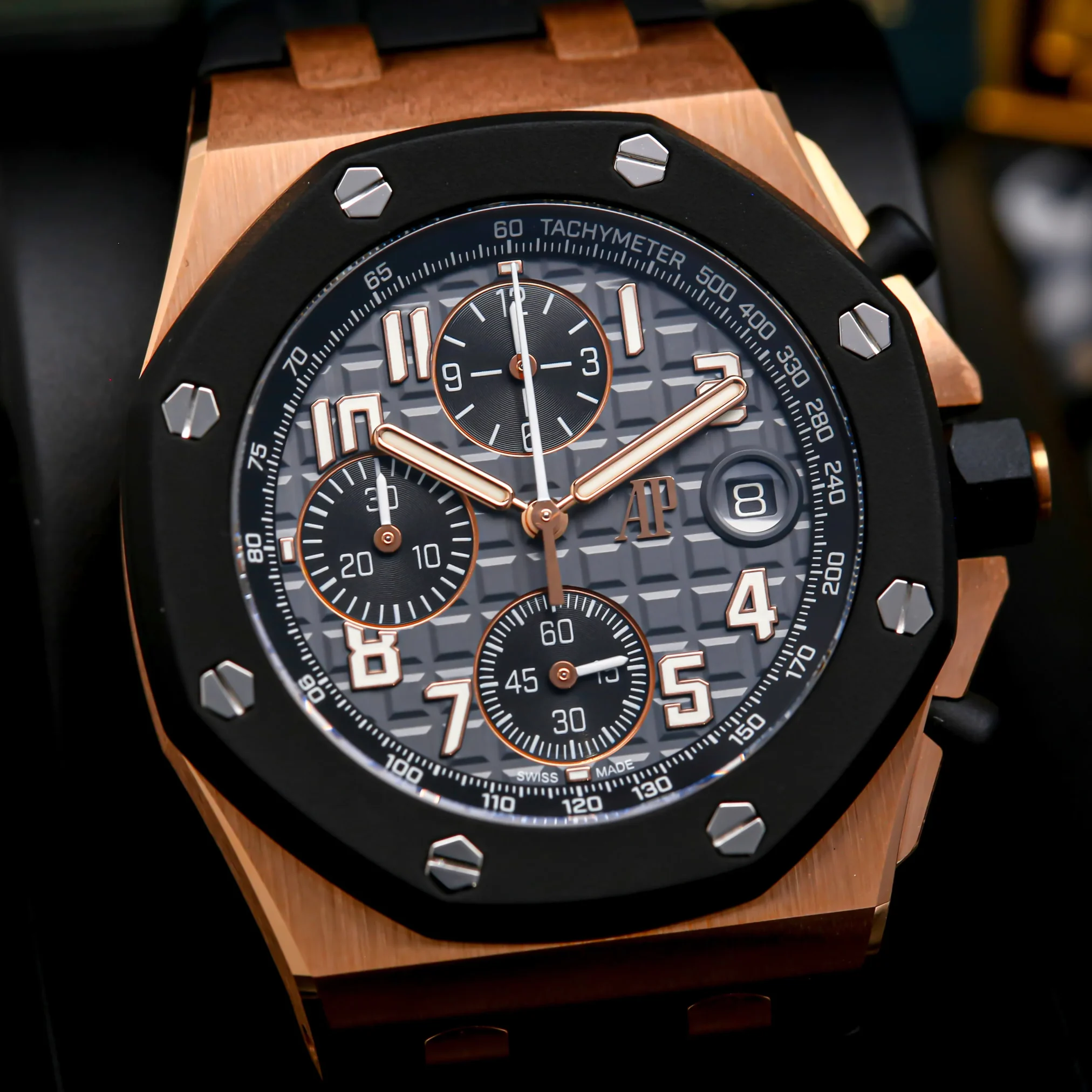 Đồng hồ AudemarsPiguet Royal Oak Offshore Selfwinding Chronograph 26238OK.OO.A002CA.01 mặt số đen. Dây đeo bằng cao su. Thân vỏ bằng vàng khối.