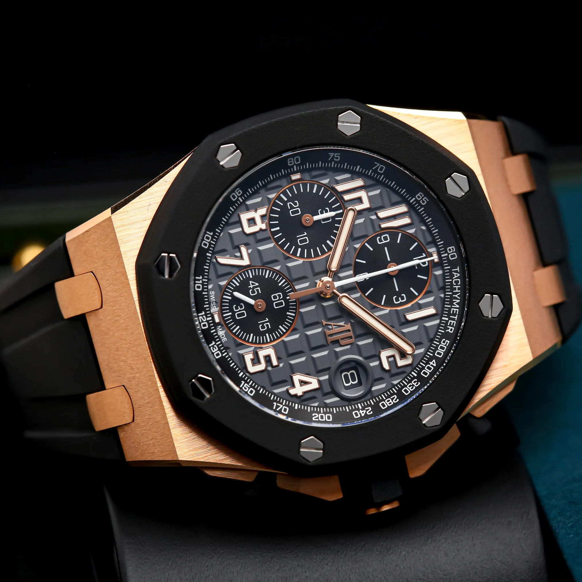 Đồng hồ AudemarsPiguet Royal Oak Offshore Selfwinding Chronograph 26238OK.OO.A002CA.01 mặt số đen. Dây đeo bằng cao su. Thân vỏ bằng vàng khối.