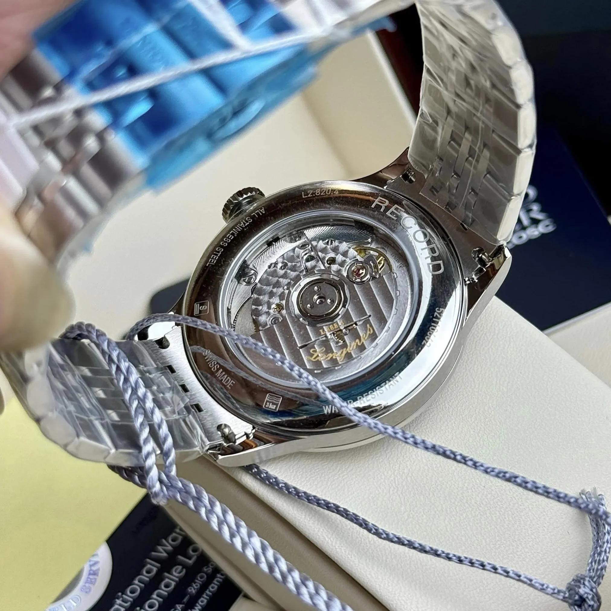 Đồng hồ Longines Record Collection L2.820.4.96.6 mặt số màu xanh. Dây đeo bằng thép. Thân vỏ bằng thép.